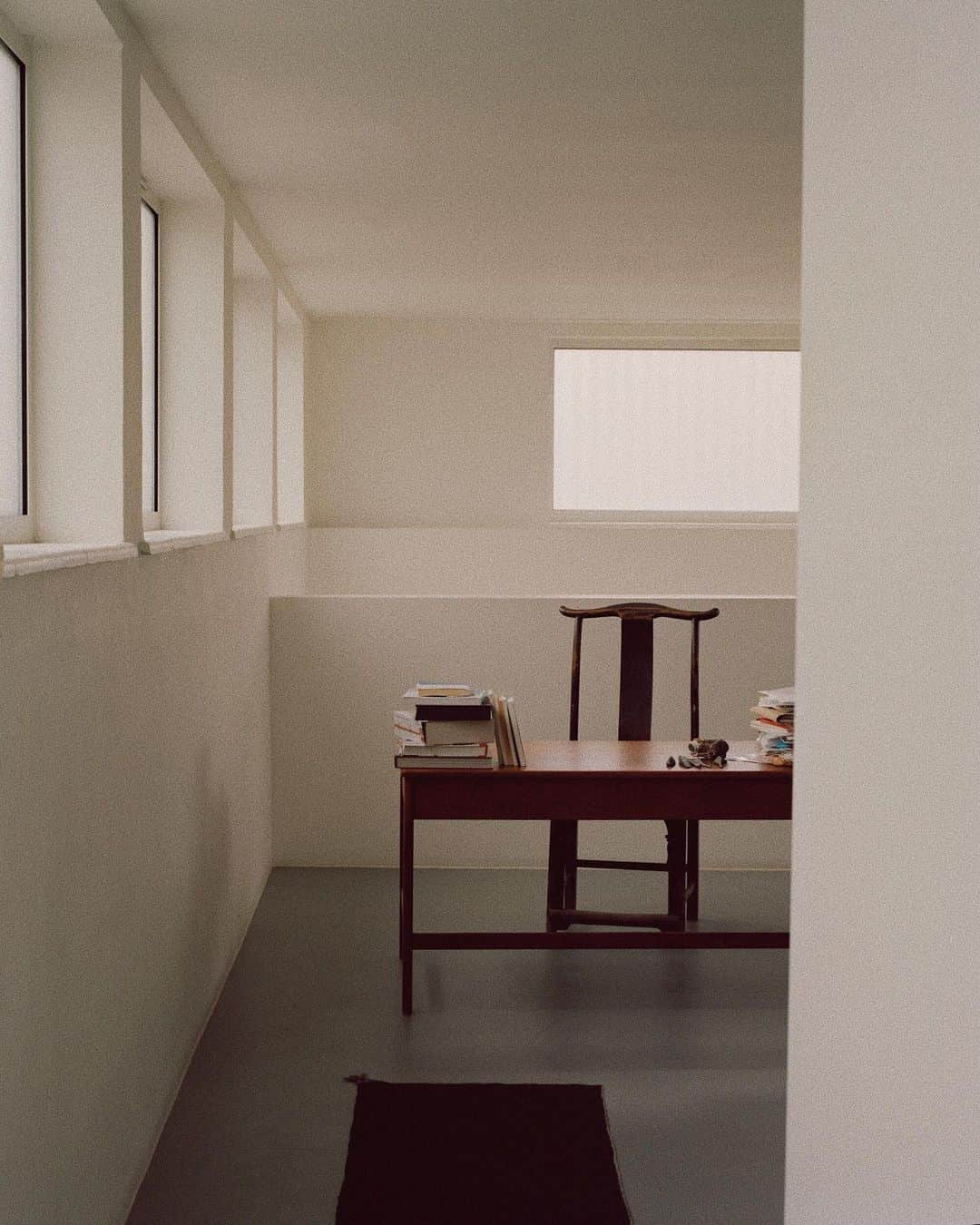 C E R E A Lのインスタグラム：「As a storyteller as well as a maker, de Waal is attuned to the brokenness and failures which layer into human culture, the grit which accretes and distills into objects of beauty: netsuke and calligraphy, novels and symphonies. There is something terrifying about the way that life inevitably generates new form — how, by holding to the brokenness, something rises, resolves, and reveals.   A Type of Kindness: In Conversation with Edmund de Waal.  From Cereal Volume 20. Order a copy via the link in bio to read the full story.  #edmunddewaal」