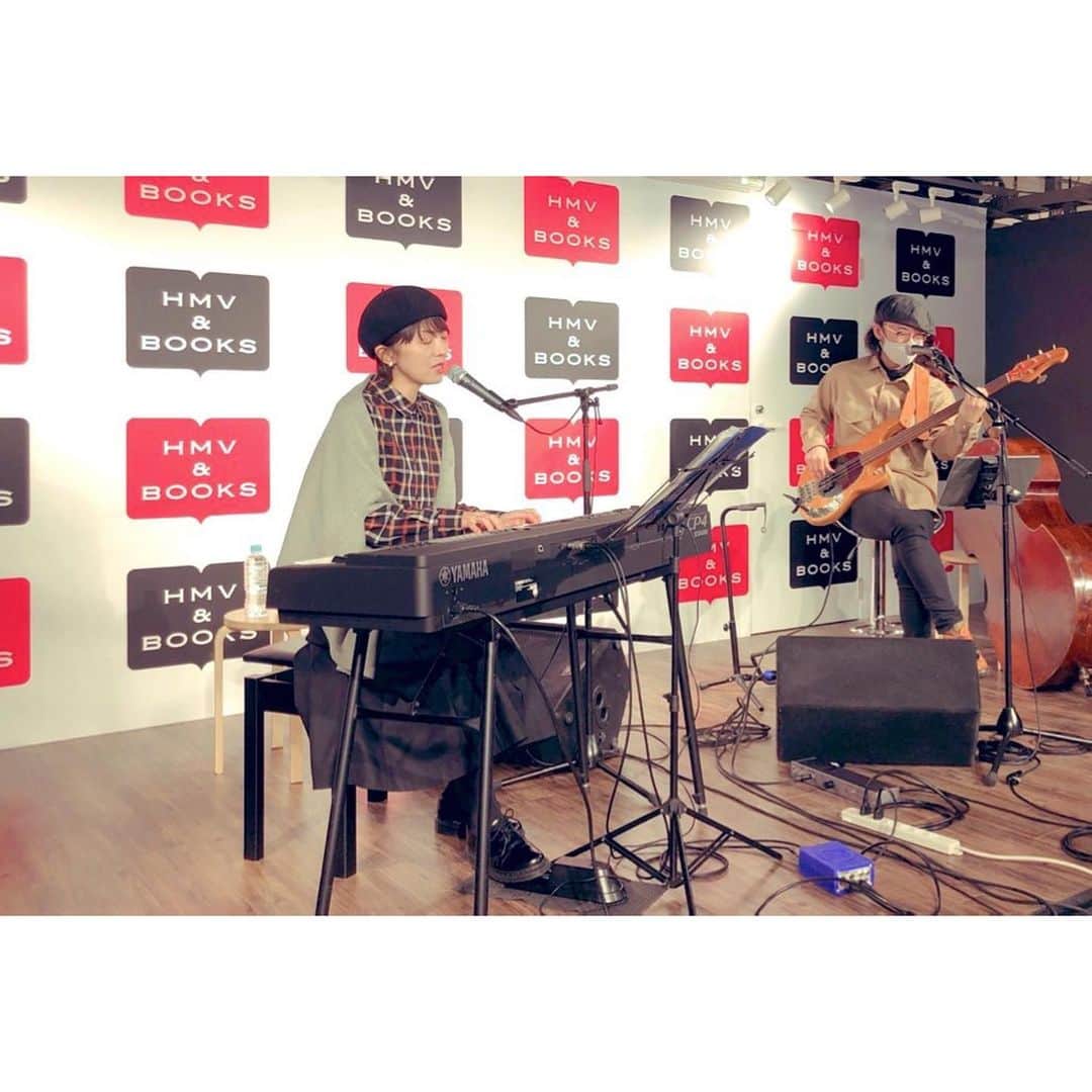 熊木杏里のインスタグラム：「自発としては初めての配信ライブが 終わりました。  ご覧頂きありがとうございました！ リラックスしていて 色々と飛び出ましたが笑 楽しんで頂けたなら幸せです。  歌はいいよなぁ 想いがまんべんなく入ってゆくもん。  森田くんのコントラバスと 今日のフレットレスベースが またとっても歌い心地の良い音でした〜 ベースだけで「窓絵」… 空が見えた。  みんなありがとうございました。  良い夜を🌝です」