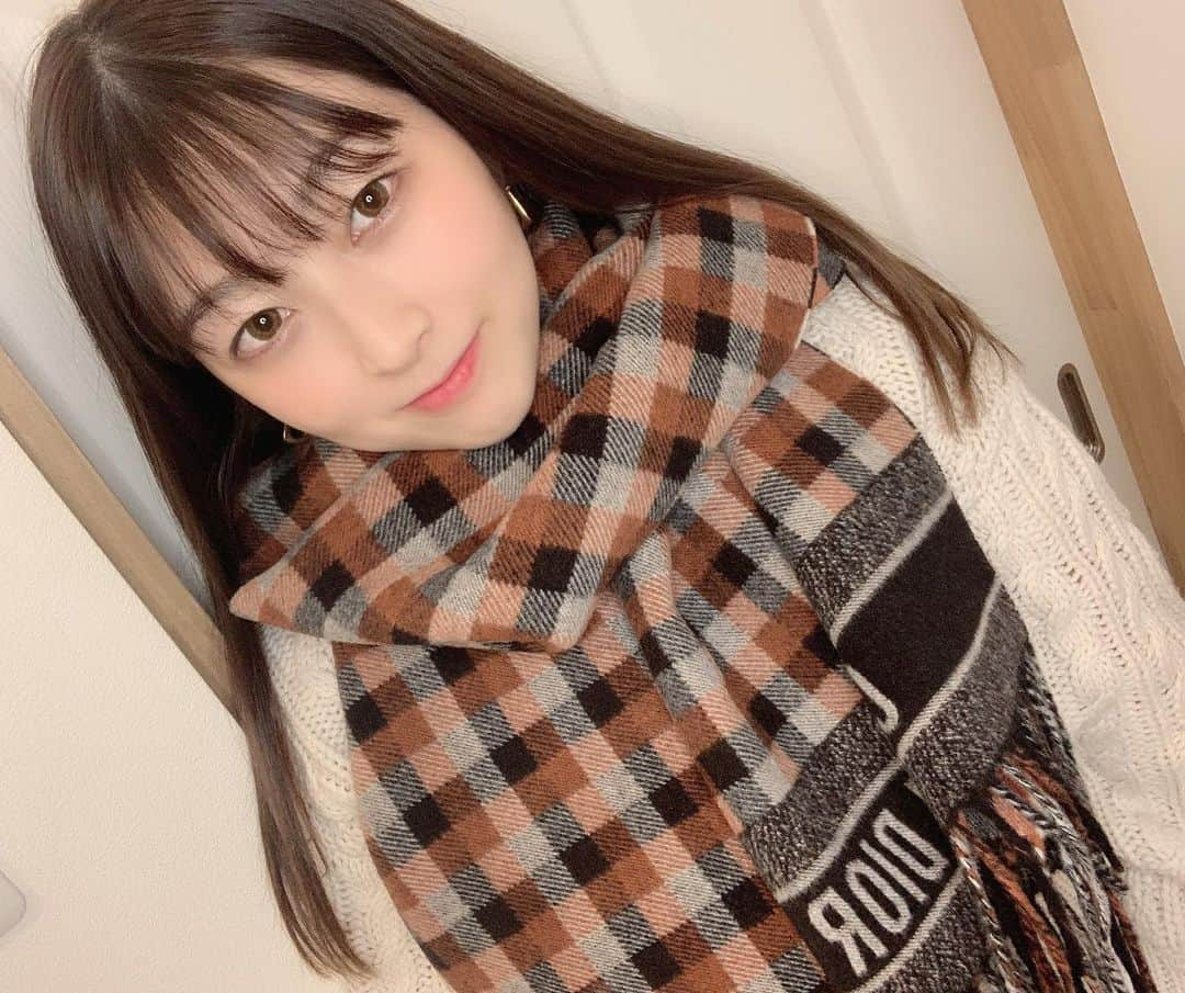 Mitoさんのインスタグラム写真 - (MitoInstagram)「. . . 初めてこんな高価なストール？マフラー？付けたんだけど 付け方分かんないから👨が調べてつけてくれた😊！ . 柄がほんとに可愛い〜😖💓 めちゃくちゃ気に入ってしまった… 今年いっぱい付けれたらいいなぁ🥳 . . . ＃一日一投稿 #ぎりぎりセーフ  #dior ＃背伸び感 #大人の階段登る」12月4日 23時40分 - mitosaki912