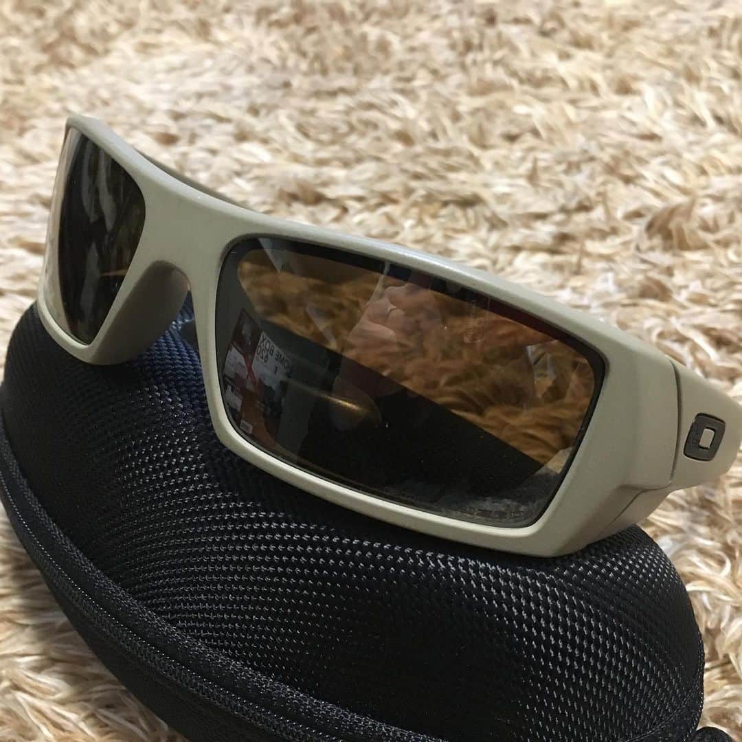 のインスタグラム：「OAKLEY SI Series “GASCAN” Cerakote Plutonite lenses  SIシリーズは軍や政府機関向けに開発された、日本国内でも限られた店舗でしか販売されていないものです。  レンズはUVA、UVB、UVCやブルーライトを100%カットするPLUTONITEレンズで、視界もとてもクリア。 フレームはセラコート仕様で耐久性は抜群。汗ばんでいてもさらりとした付け心地ですよ🕶  FIRST西村社長から、ある年の誕生日にいただいたプレゼントです🎁  #glasses #eyesafety #sunglasses #eyewear #eyewearfashion #eyeprotection #oakley #oakleysunglasses #protect #cerakote #milspec #military #army #police #militarylife #tancolor #plutonite #tactical #geigerrig #眼鏡 #サングラス #アイウェア #保護 #ミリタリー #セラコート #ガイガーリグ #オークリー #乙夜 #ミリドル」