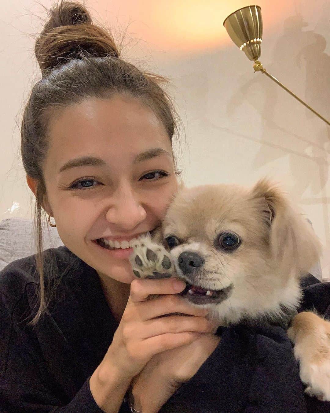 想乃のインスタグラム：「大人しくツーショット撮ってくれない🥺 けどそれも愛おしい🥺💛 おやすみなさい🥺」