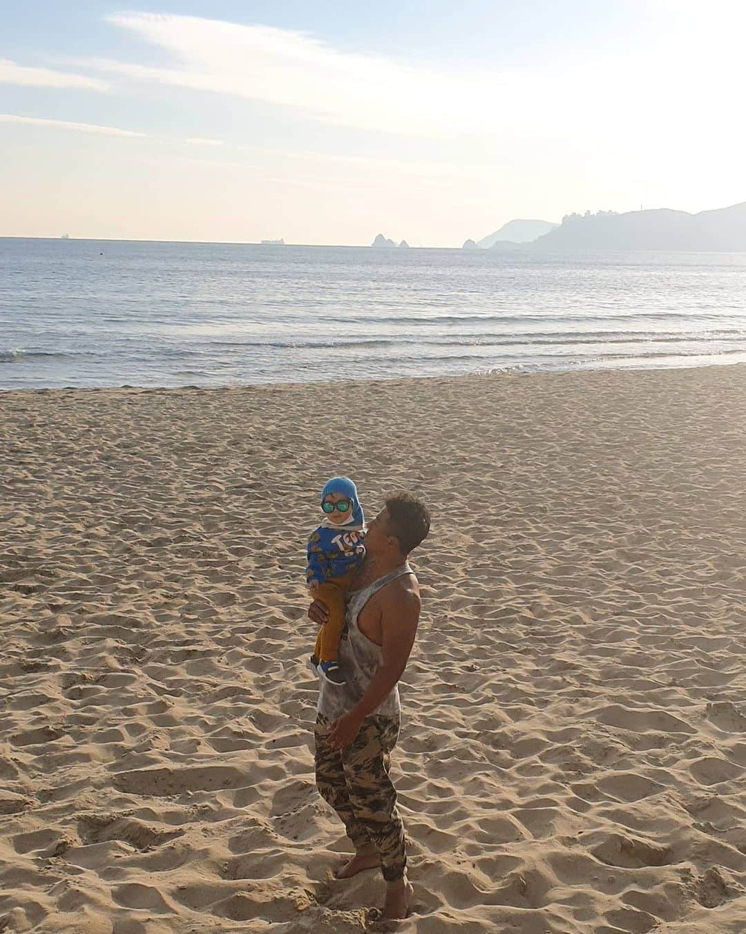 ミン・ヨンウォンのインスタグラム：「아직도 뜨거운 해운대 #바다축구 🔥🔥🔥 . 내생일 자기생일같이한 남편..아직 화안풀렸지만.. 민서를 위해서 나옴. . 의무감으로 나왔는데.. 넘 잼있어서 응원함ㅋㅋㅋ남편이 마지막 헤딩으로 우승 #짜릿짜릿 #넘잼있어 ㅋㅋㅋ . 하루종일 신난민서⚽️⚽️⚽️ #댄싱킹 . . . . . . . . #20갤아기  #baby #family #푸드파이터#먹방요정  #사랑해  #육아일기 #신혼일기 #육아맘 #육아소통 #일상」