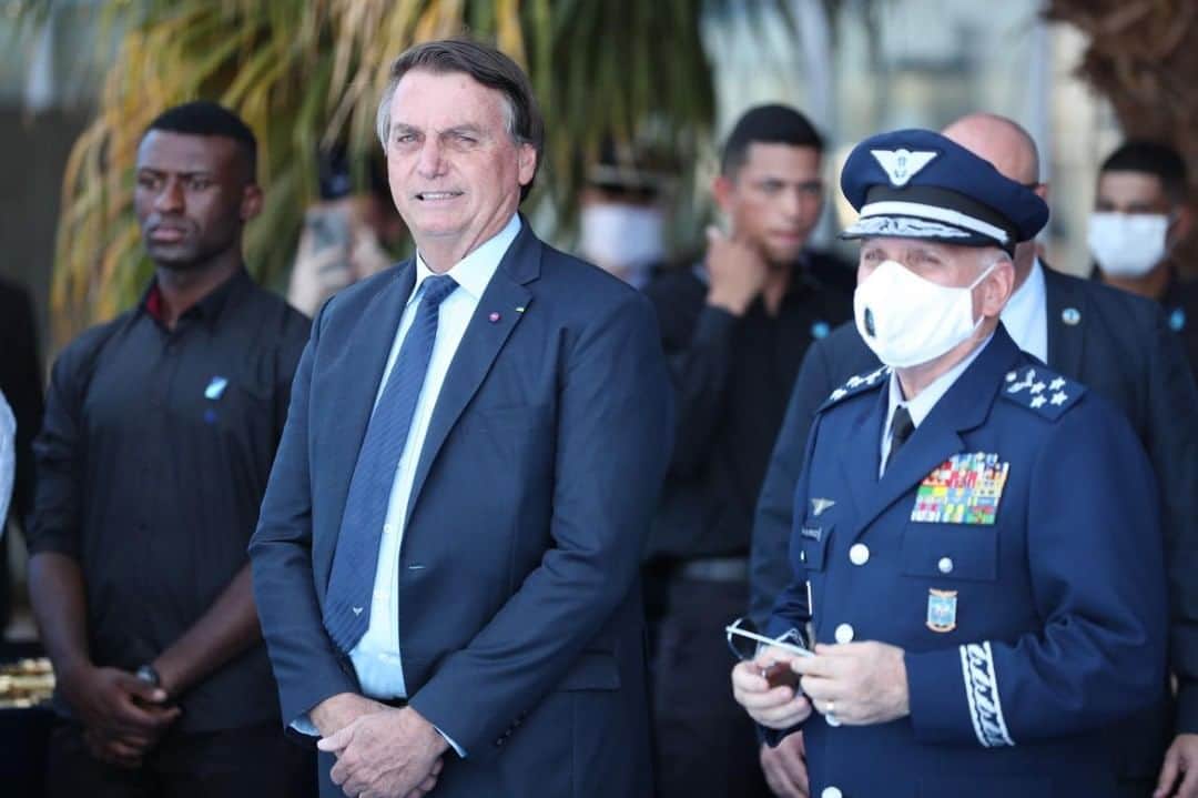 ジルマ・ルセフのインスタグラム：「O Presidente Jair Bolsonaro esteve em Pirassununga (SP), nesta sexta-feira (4), para participar da solenidade de Declaração dos Novos Aspirantes da Aeronáutica. Fotos: Marcos Corrêa/PR」