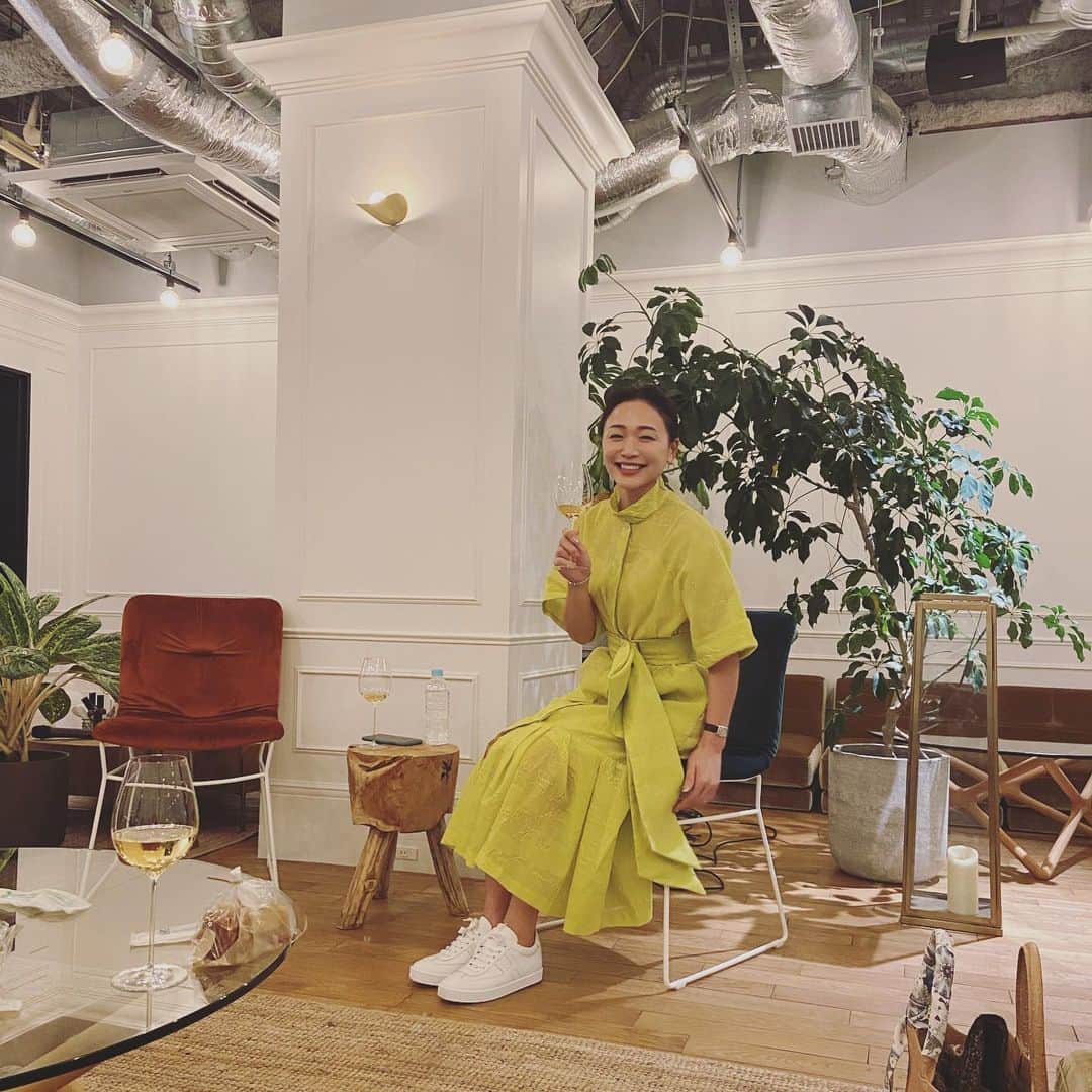 のインスタグラム：「🌖 私にしては珍しく、 ちょっと勇気を出してみました。  お会いしたかった方に会いたいと伝えて、そしたら本当にお会いできて、 結果、やっぱり会いに行ってよかったーーと思った夜。  @eat_play_works で開催された @yukoweddingさんのトークイベントに行ってきました！  自分で選択して、自分で責任をとる。 自分らしく。 自分の直感に、素直に。  インスタを通して、ファッションや美容や暮らしを拝見していると女性として憧れるところがたくさんあって。ああカッコいいなと。  でも本当にお会いしてみたらそれだけじゃなかった。もっとカッコいい方でした！ オープンマインドで、仕事のこと、女性としてのことなど、ご自身のこれまでの経験を踏まえながらよかったことも悪かったことも潔く語ってくれ、ますます好きになって帰ってきました。  おすすめされていた本も読まなきゃいけないし、プレゼントでいただいたコスメを使ってお肌つるっつるにならなきゃいけないし、 明日から忙しいなあ😂 そう、あと健康第一！ 運動もして、頑張りたいときにちゃんと頑張れる体を作るんだ！ やることいっぱい！  出会いに感謝🙏 ありがとうございました✨  #仕事 #暮らし #life #勉強 #学び」