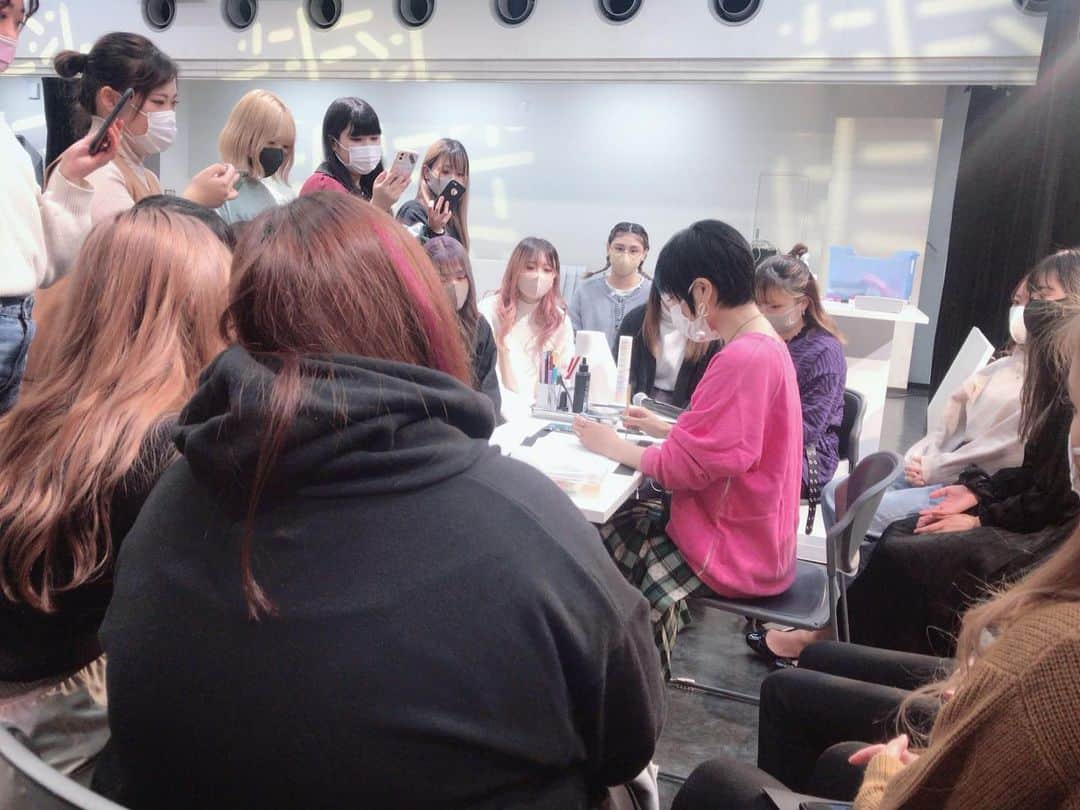 なかやまちえこのインスタグラム：「ベルエポック美容専門学校 原宿校 特別授業⠀  ⠀ #ベルエポック #ベルエポック美容専門学校  ゲスト講師として呼んでいただきました🙏みなさんとてもしっかりされていて勉強熱心で、これからの活躍が楽しみです☺️✨とても楽しく授業させて頂きました！ありがとうございます🙏🙏✨」
