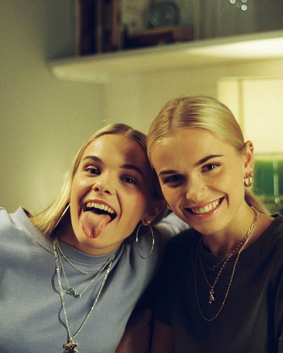 トウスのインスタグラム：「Every Christmas the same people. Isn’t it wonderful? #NormalChristmas #StayTender #TOUSJewelry」