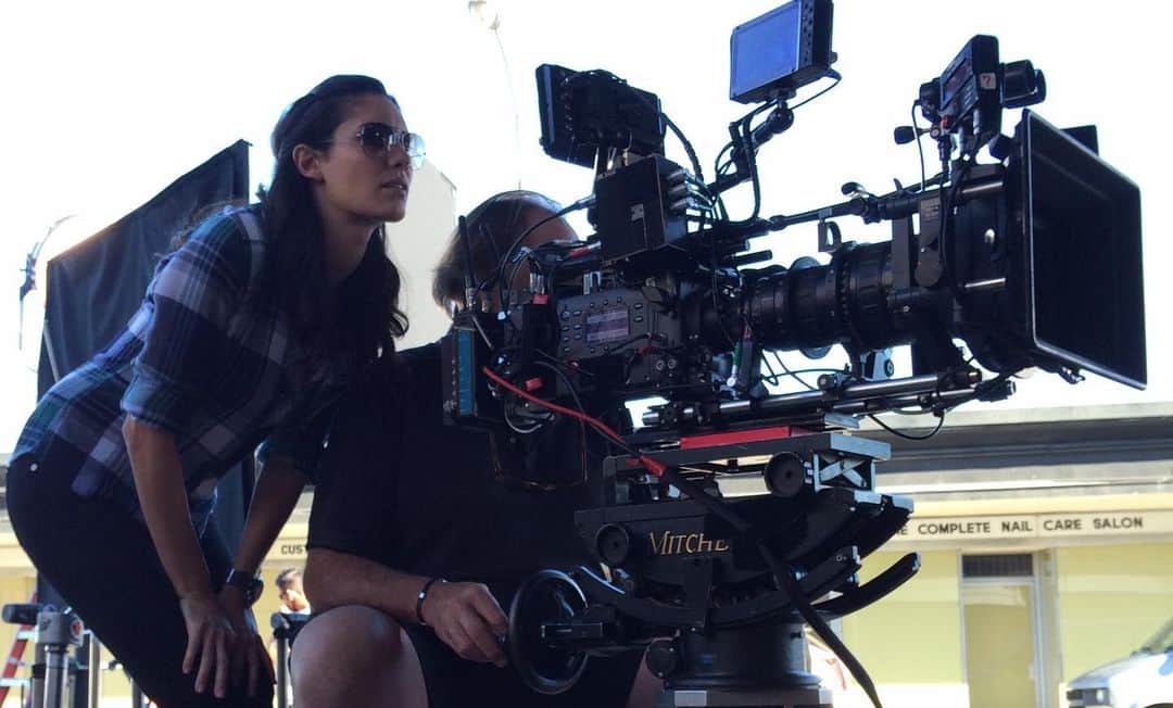 ダニエラ・ルーアのインスタグラム：「In 2014, when this picture was taken, little did I know that my passion for acting would leak into the world of directing too. For years, family, friends and even strangers asked me if I’d ever step behind the camera, and my answer was always “no.” I didn’t trust my ability to even try. But something has changed in me over the last few years, and I’m happy to share with all of you that I’ll be directing episode 11 this season! It is a privilege to create and collaborate with my very own @NCISLA familia😃 🎬🎬🎬🎬🎬🎬🎬🎬🎬🎬🎬🎬🎬🎬🎬🎬 Em 2014, quando esta foto foi tirada, mal sabia eu que a minha paixão por representar iria fluir para o mundo da realização também. Durante anos, família, amigos e até estranhos perguntavam-me se alguma vez gostaria de trabalhar atrás da câmara, e a minha resposta era sempre “não”. Não confiava na minha habilidade de sequer tentar. Mas algo mudou em mim nos últimos anos e fico muito feliz por partilhar que vou realizar o 11° episódio desta temporada! É um privilégio criar e colaborar com esta minha familia que é o Investigação Criminal Los Angeles 😃 . #director #directing #newventure #keepgrowing #team #family #grateful @CBStv #cbs #excited #grateful #equipa #ncislafamilia #realizadora #crescimento #growth #investigaçãocriminal #russellmcelhatton」