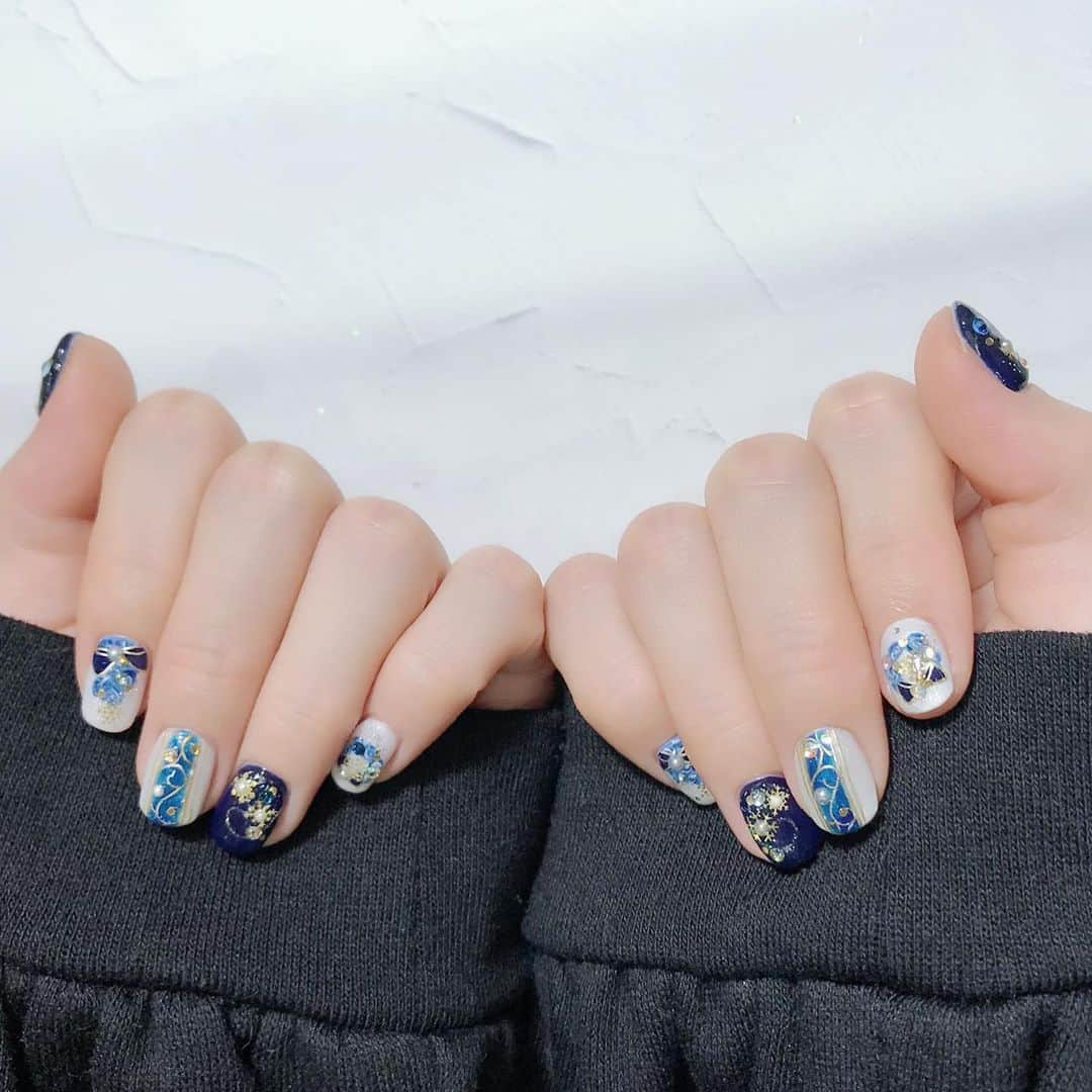 なかやまちえこのインスタグラム：「WhiteとBlue🎄⠀ ⠀ （デザインはお伝えいただいて☺️）⠀ #nail #nails #nailart #ネイル #美甲 #ネイルアート  #japanesenailart #manucure #japanesenails #manicurist #gelnails #أظافر #네일아트 #미용 #vẽmóng #ngườiđẹp  #เพ้นท์เล็บ #искусствоногтя #artedeuñas #เพ้นท์เล็บเจล #ジェルネイルデザイン #ネイルデザイン #senikuku #nagelkunst #クリスマスネイル #xmasnails #christmasnails #桜咲千依 さん」