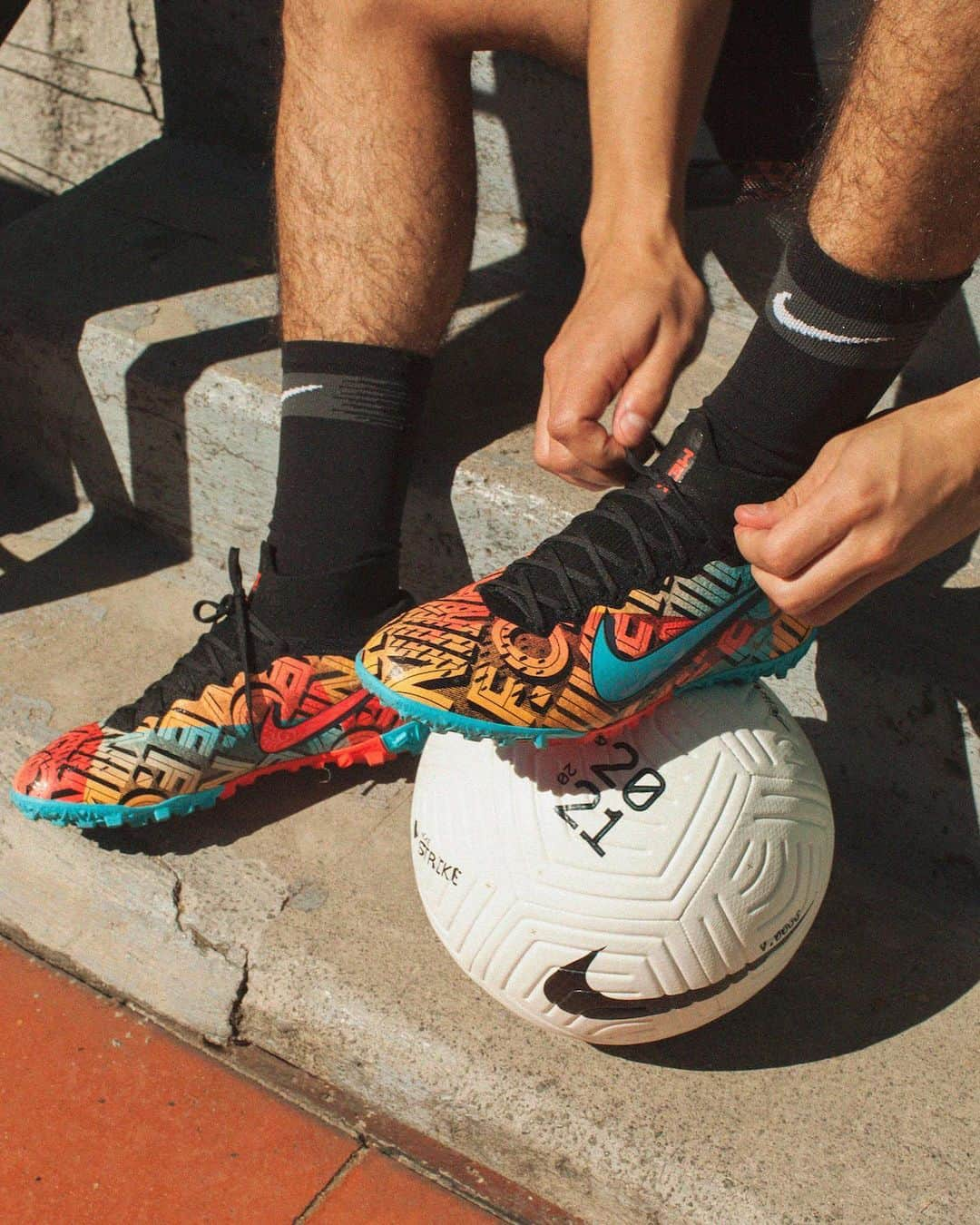 ナイキフットボールさんのインスタグラム写真 - (ナイキフットボールInstagram)「Crafted in South Mexico City.   The Nike F.C. South Mexico City collection celebrates the bold and vibrant culture rooted in the streets of this city.   Young footballers embrace every opportunity to play fast and fearlessly in this city of stark contrasts.   A style of play that @hirvinglozano crafted on these grounds, the neighborhood where he was born and raised.   Available in select countries beginning today.    #NikeFootball #NikeFutbol #Nikesoccer #Nike #Football #Futbol #Mexico #HechoEnElSur #NikeFutbol」12月4日 23時56分 - nikefootball