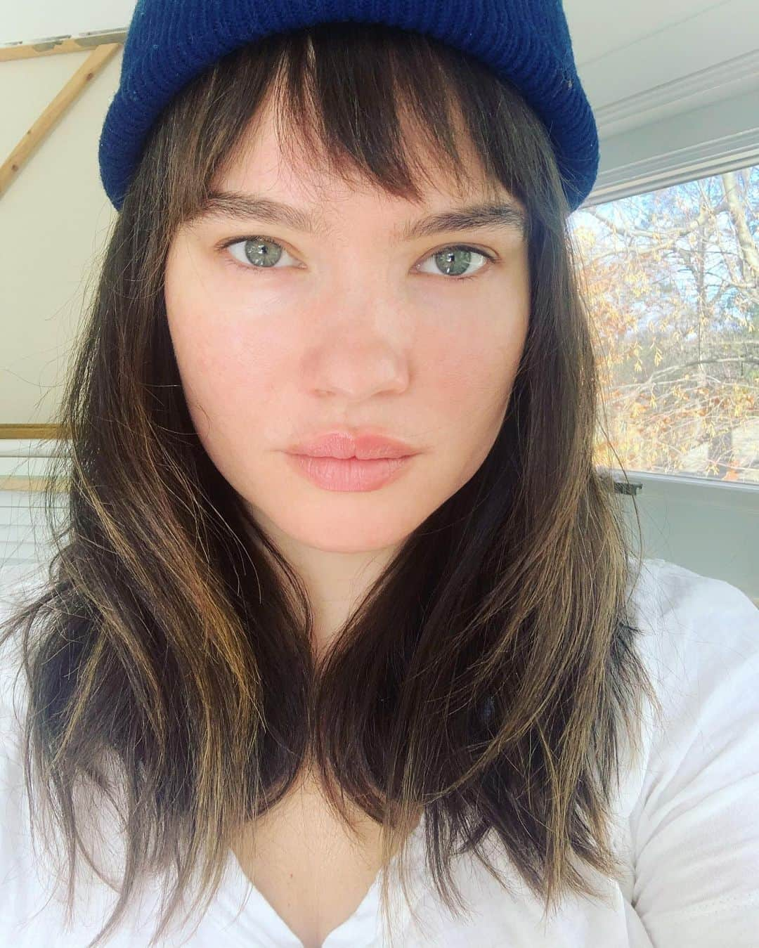 タラ・リンのインスタグラム：「Hair check-in: I liked them, I swear. But I’ve established #bangs are the highest-maintenance style choice I ever want to have made (except of course for sunless tanning and my future as a redhead). Soooooo what’s next? Who has a bang grow-out transition success story? Comment and DM pls I need help.」