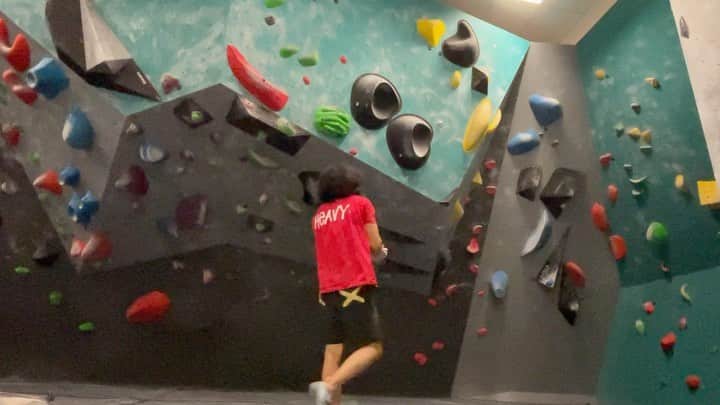 ハキム・カスバンのインスタグラム：「“Perfect Song” 😂⁣ (gr8 playlist today, @boulderworldsg)⁣ ⁣ Struggled my way up for the send on this some sessions ago with a different end sequence. I really wanted to put it together with this beta, first go today!⁣ ⁣ Love the line by @flowspace.sets. ⁣ ⁣ @heavy.japan⁣ ⁣ #climbing #bouldering」