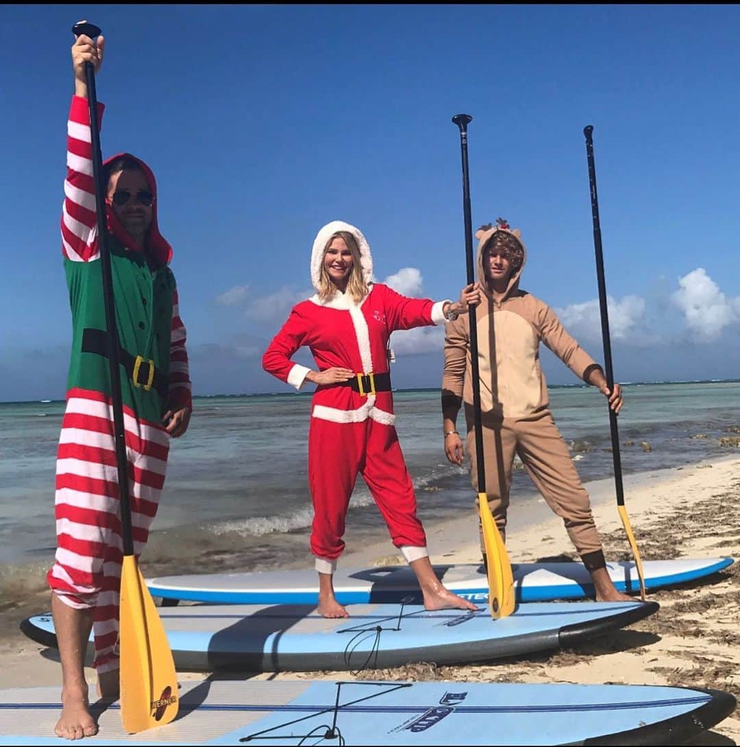 クリスティ・ブリンクリーさんのインスタグラム写真 - (クリスティ・ブリンクリーInstagram)「A #fbf to a Christmas Past . That Holiday was all about the paddle . This year it’s all about  @schittscreek」12月5日 0時03分 - christiebrinkley