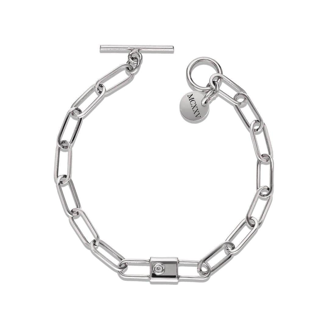 ケビン さんのインスタグラム写真 - (ケビン Instagram)「The ‘UNITY’ Bracelet🔗  Available now  The ‘Unity’ Bracelet is a uniquely modern and stylish piece with a special lock. It's crafted with silver sterling, featuring a wide chain, adorned with a crystal-accented lock, and finished with an engraved ‘MCXXV’ logo pendant. I personally designed this bracelet to represent the unbreakable bond I have with my fans.  Exclusively available worldwide from Dec.1 to Dec.15 on @kapsul.collective  *Link in BIO  #KAPSULxKEVINWOO #KAPSULCollective #KevinWoo #MCXXVcollection」12月5日 0時03分 - kevinwoo_official