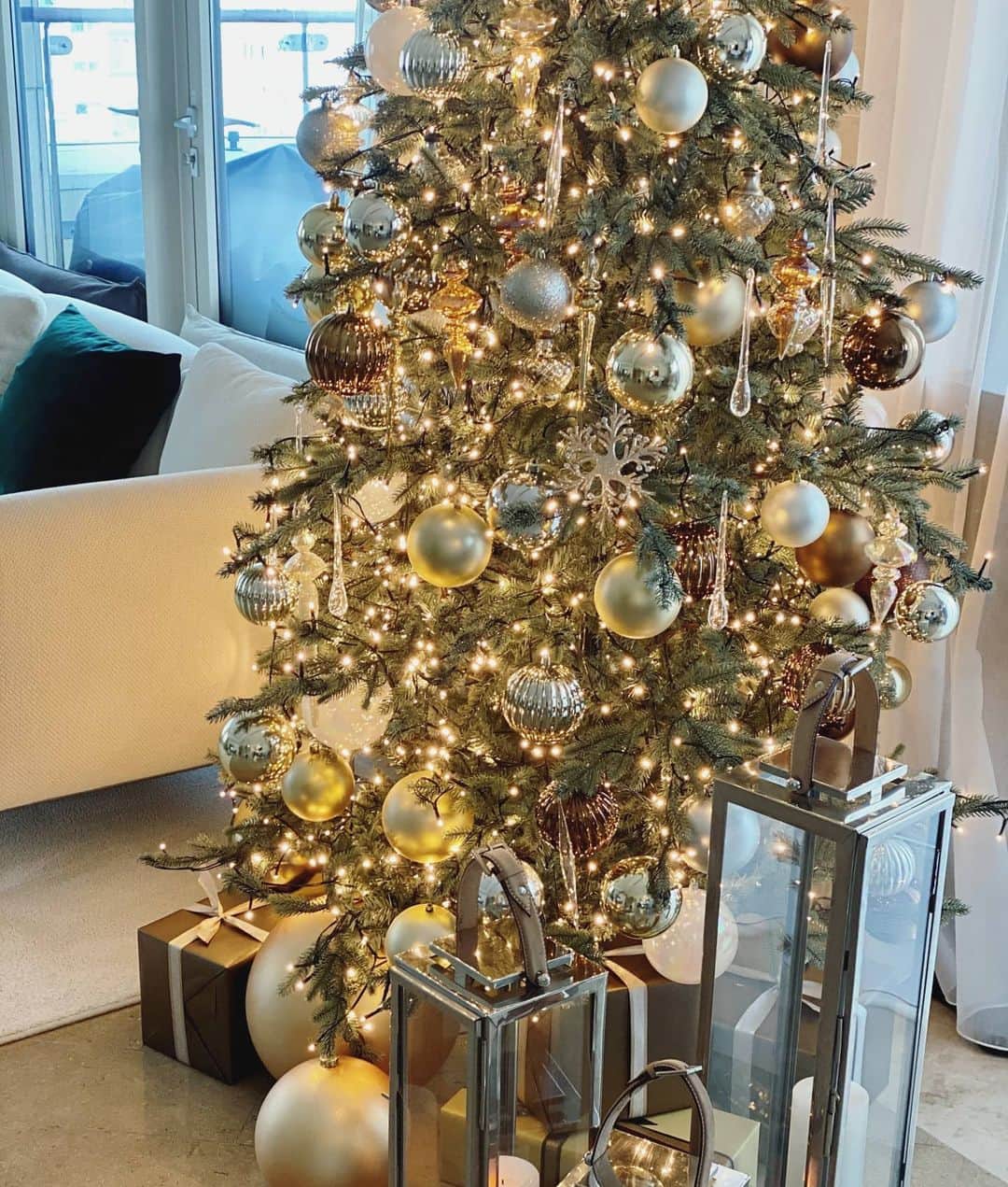 イ・シヨンさんのインスタグラム写真 - (イ・シヨンInstagram)「우와☺ 우리집에도 크리스마스가 왔다🎄✨❤ 올해 크리스마스는 더 특별할꺼 같아😊💛🙌(feat.말을하는 정윤👶) #christmastree  #christmas  #SweetHome」12月5日 0時05分 - leesiyoung38