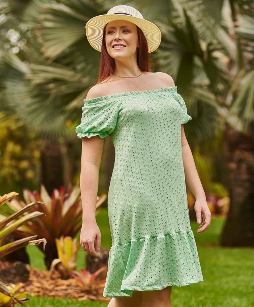 DECÊNCIAのインスタグラム：「O vestido de laise de malha é sempre uma opção fácil, confortável e bastante delicada. Para um verão ainda mais alegre e cheio de vida, apostamos nas cores cheias de vitalidade, como o menta! A gente amou, e você? #decencia #vestidodemalha #modaplussize #plussizeonline」