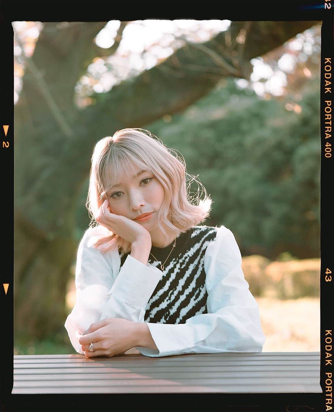 滝口成美のインスタグラム：「📸 @shuokawara   #portrait #filmphotography  #filmportrait #pinkhair」