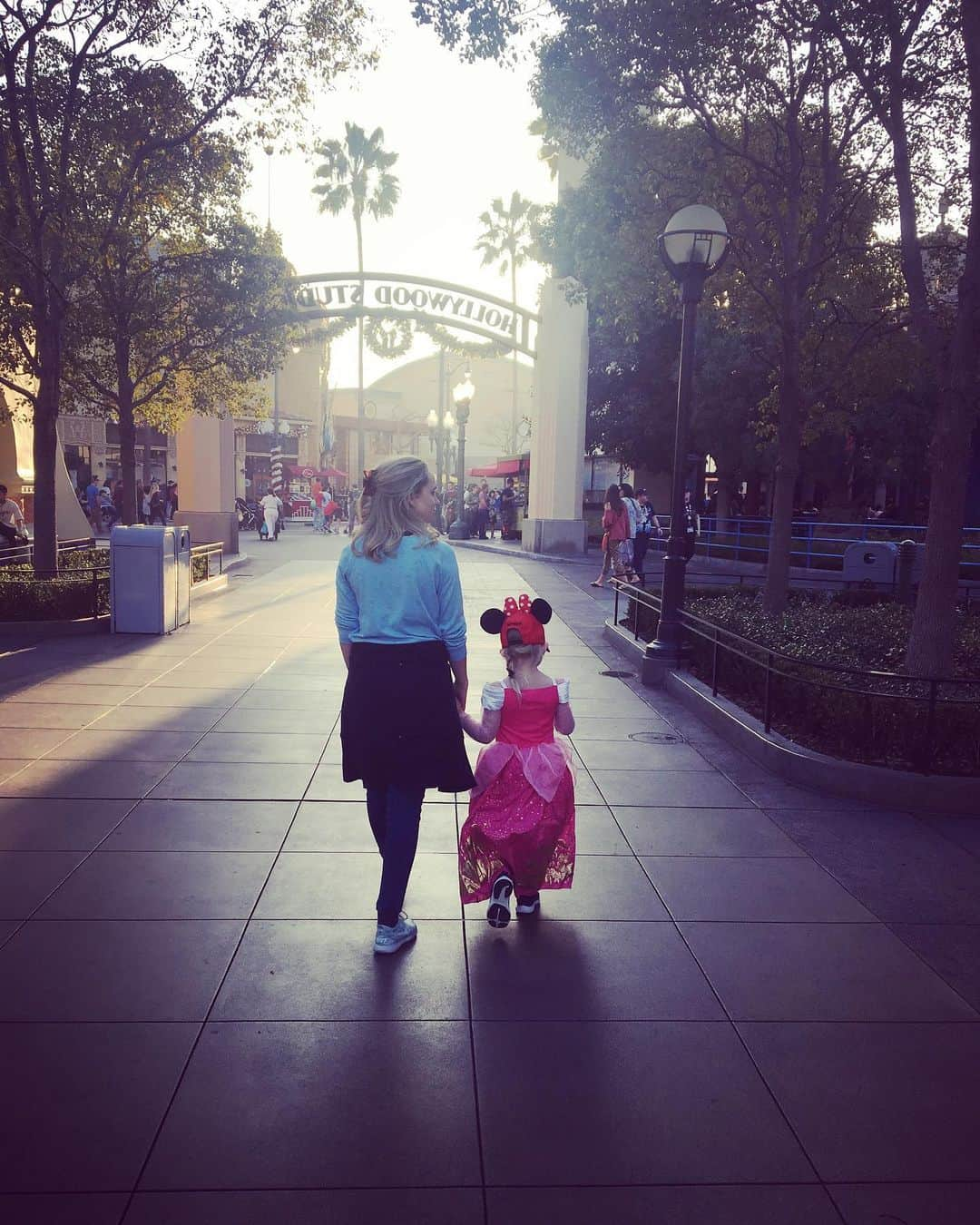 メガン・ジェット・マーティンのインスタグラム：「Seriously miss theme parks and my little nugget who turned 7 yesterday! 😍」