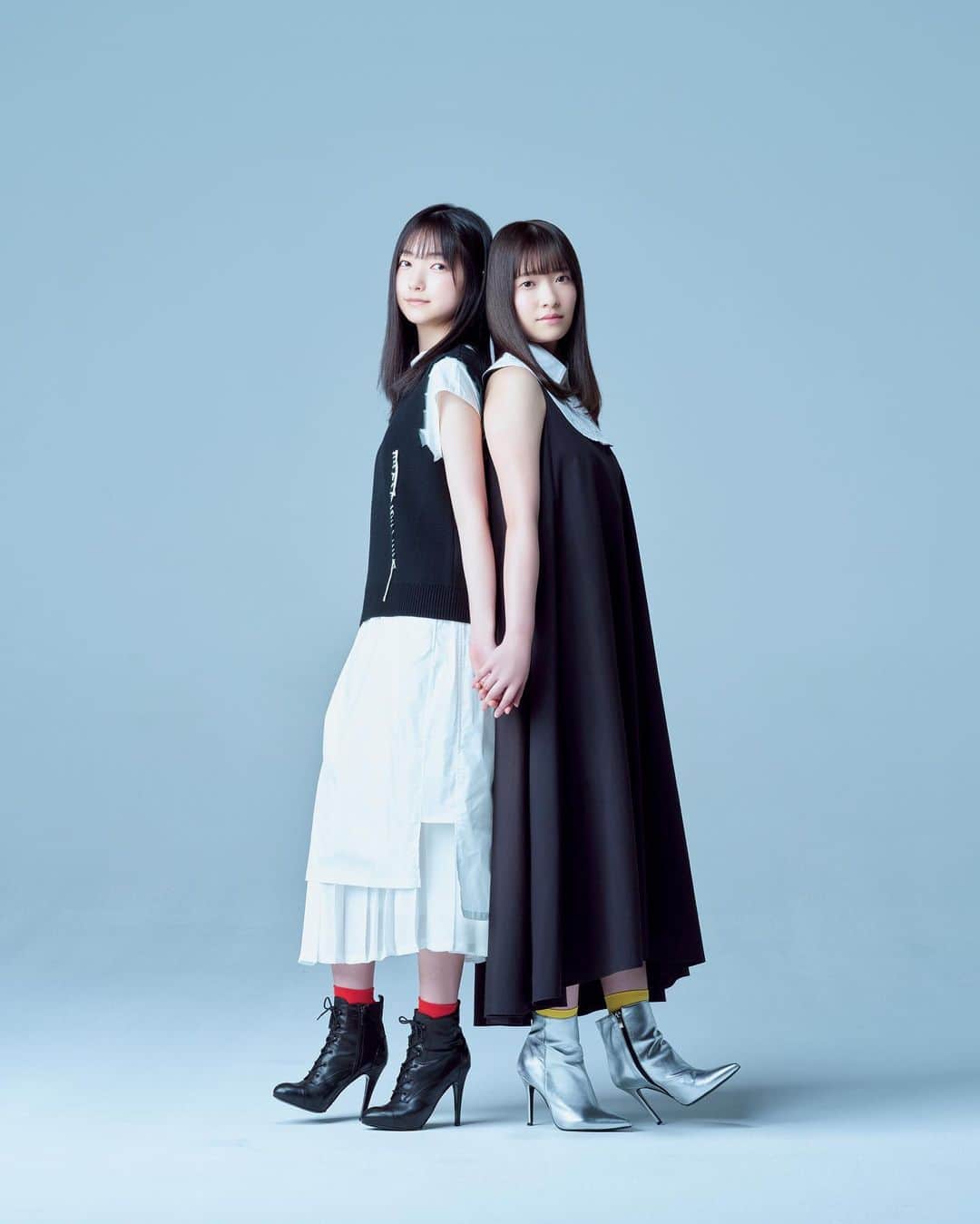 週刊少年マガジンのインスタグラム：「発売中の #週刊少年マガジン １号も #櫻坂46 のメンバーが登場！  表紙・巻頭グラビア  ２期生・藤吉夏鈴さん & ２期生・山﨑天さん  センターグラビア　 ２期生・関有美子さん & ２期生・松平璃子さん  巻末グラビア　 ２期生・大沼晶保さん & ２期生・大園玲さん  ＜表紙・巻頭グラビア ２期生・藤吉夏鈴さん & ２期生・山﨑天さん＞ 撮影 / YOROKOBI スタイリング / 優哉 ヘアメイク / 新山千佳 高岡瞳 デザイン / 坂上和也（banjo）  ＜センターグラビア　２期生・関有美子さん & ２期生・松平璃子さん＞ 撮影 / 藤本和典 スタイリング / 南拓子 ヘアメイク / 渋谷絵里奈 高岡瞳 デザイン / 山本結葵（growerDESIGN） 衣装協力 / Fanaka  NATSUMI ZAMA  ＜巻末グラビア　２期生・大沼晶保さん & ２期生・大園玲さん＞ 撮影 / 神藤剛 スタイリング / 武久真理江 ヘアメイク / 平松浩幸 大屋愛海 デザイン / 山本結葵（growerDESIGN） 衣装協力 / BRAUNGE  4号連続櫻坂46祭り 出演陣はこちら！ ＜51号 11月18日発売＞ １期生の第１弾は菅井友香さん！  ＜52号 11月25日発売＞ 表紙・巻頭グラビア １期生・小池美波さん センターグラビア　１期生・渡辺梨加さん 巻末グラビア　２期生・守屋麗奈さん   ＜1号　12月2日発売＞ 表紙・巻頭グラビア ２期生・藤吉夏鈴さん & ２期生・山﨑天さん センターグラビア　２期生・関有美子さん & ２期生・松平璃子さん 巻末グラビア　２期生・大沼晶保さん & ２期生・大園玲さん   ＜2・3合併号 12月9日発売＞ デビューシングル『Nobody’s fault』と同時発売！ 表紙・巻頭グラビア ２期生・森田ひかるさん（表題曲センター） センターグラビア　１期生・尾関梨香さん 巻末グラビア　２期生・井上梨名さん」