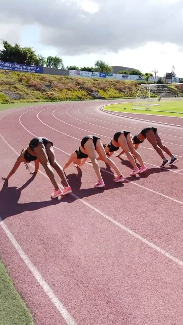 サラ・アチョのインスタグラム：「When coach asks you to do core stability after training - we take it very seriously 🧨🧨 #challenge @hanne.claes @camillelaus @rachelgloriapellaud   Inspired by @alexandrayaeger  . . . #trackgirls #track #core #abs #dance #sun #sunshine #december #christmas #workout #work #training #fun #girls #womenempowerment #2020 #covid_19 #spain #switzerland #belgium #fitfam #motivation #gymmotivation #healthy #fitness #buz」