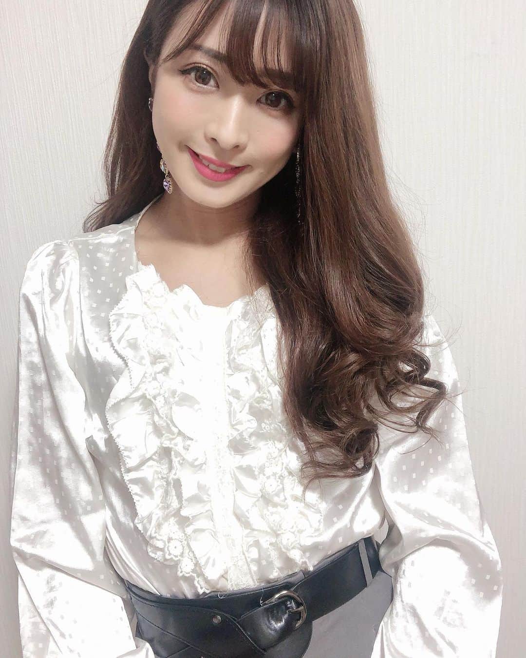 Fujikoのインスタグラム：「明日から２日間、主催者、ライブハウス支援イベントのリーダーとして気合いを入れて頑張ります。  応援よろしくお願いします！  明日のチキンジョージは、まだ少しお席もあるので来られそうな方はご連絡ください😣  6日は配信で 是非よろしくお願いします✨  #Fujiko#アーティスト#音楽#音楽が純粋に好き#大好き#music #音#love#ライブハウス」