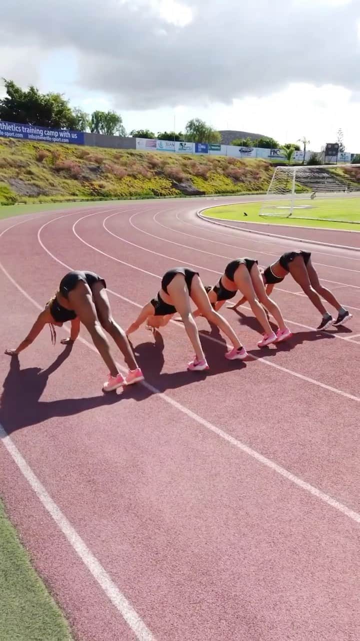 ハンネ・クレスのインスタグラム：「When coach asks you to do core stability after training... 💁🏼‍♀️💁🏽‍♀️💁🏻‍♀️💁🏽‍♀️ @sarah_atcho @camillelaus  @rachelgloriapellaud   Btw, It hasn’t been a real training camp without a dance/workout 🤷🏼‍♀️💃🏼  Who can do better?   #trackgirls #jbgirls #workout #dance #fitness #sport #gym #fit #fitfam #fitnessmotivation #exercise #lifestyle #healthylifestyle #workoutmotivation #gymmo   Inspo: @alexandrayaeger」
