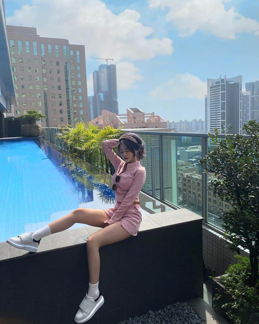 徐薇涵（Wei Han Xu）のインスタグラム：「沒帶泳衣只好在泳池拍照紀念一下🏖 紀念特別到高雄看女神Jolin 還住在美美的飯店🏨 超開心❤️  #outfits #海豚穿搭」