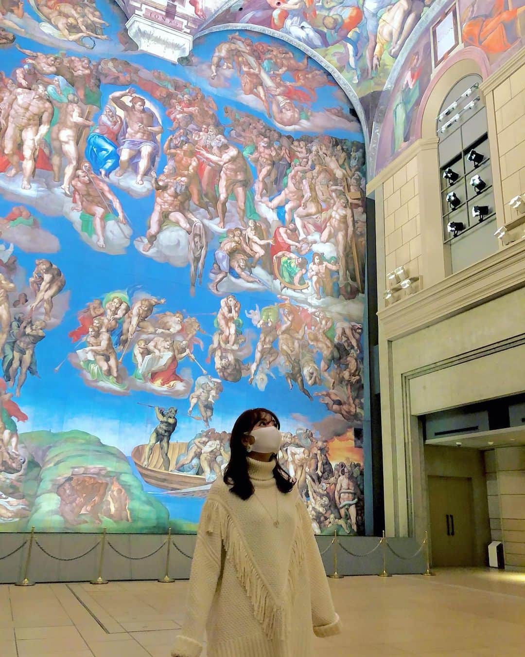 Aoiさんのインスタグラム写真 - (AoiInstagram)「淡路島旅行続き☘️  淡路島から車でぴゅーんと徳島へ🚗 #大塚国際美術館 へ行ってきました✨ レプリカだけの展示にもかかわらず、日本で二番目に高い入館料を誇るこちらの美術館。  なんと世界各国の名画が1000点以上も展示されていて 大きさも原寸大の大迫力❣️ もちろんレプリカなので写真撮影もOKということで  ミケランジェロの最後の審判や ピカソのゲルニカなど  アートに詳しくない私でも知ってるぞ❣️な名画達と記念撮影してきました👍  海外へ行きたい欲が生まれてしまい、もどかしい気持ちも溢れてしまうけど😞 全て複製だとしても世界の美術品をこんなに近くで見て感じられるなんて贅沢な場所でした✨  #travel#淡路島#徳島#徳島観光#徳島旅行#旅行 #観光#cafe#美術館#アート」12月5日 0時20分 - aoioa