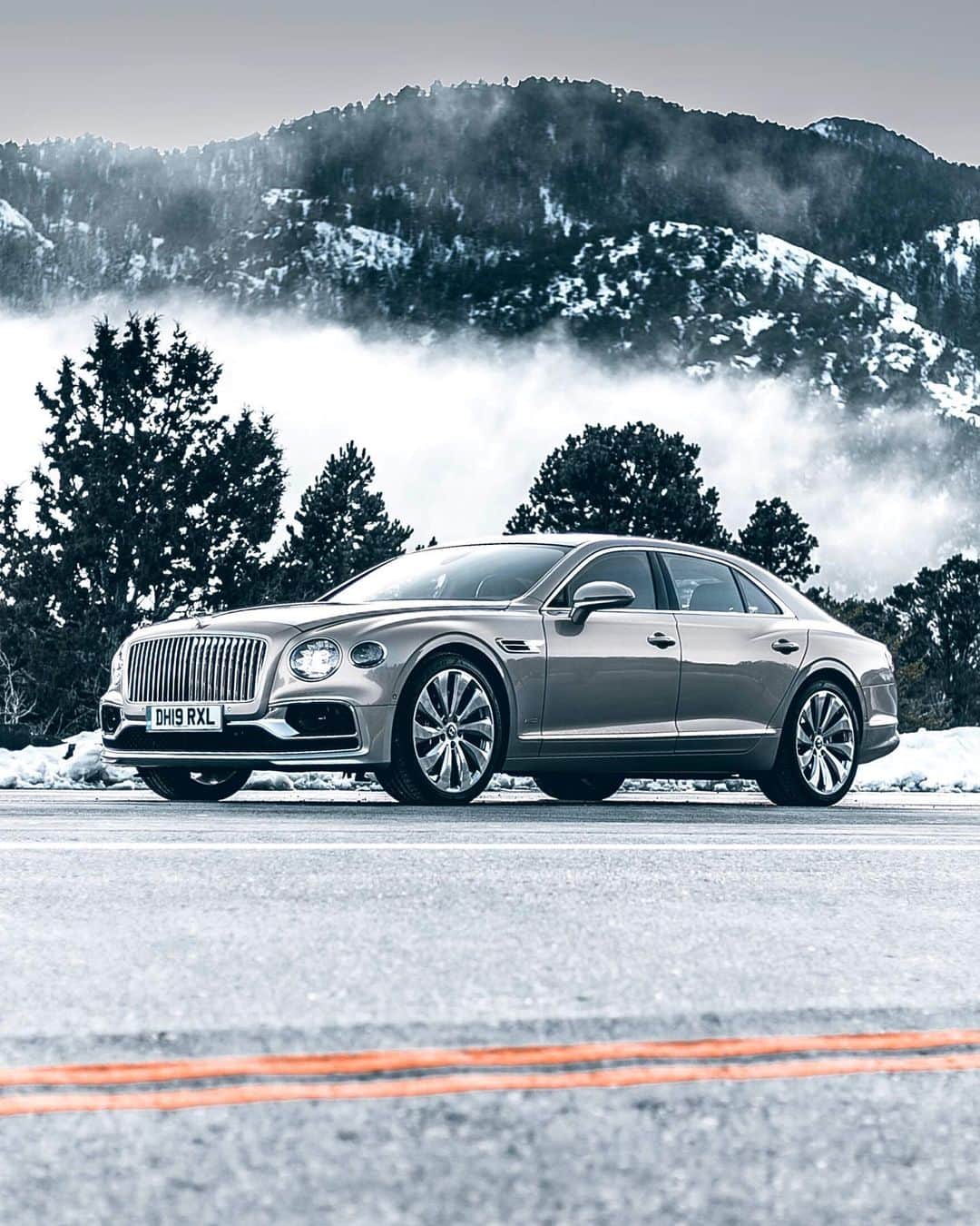 ベントレーさんのインスタグラム写真 - (ベントレーInstagram)「Bentley on ice. The #NewFlyingSpur. #WorldOfBentley _ #Bentley Flying Spur WLTP drive cycle: combined fuel consumption: 19.1 mpg (14.8 l/100 km), combined CO₂: 337 g/km. Photos by @bentleylasvegas」12月5日 0時29分 - bentleymotors