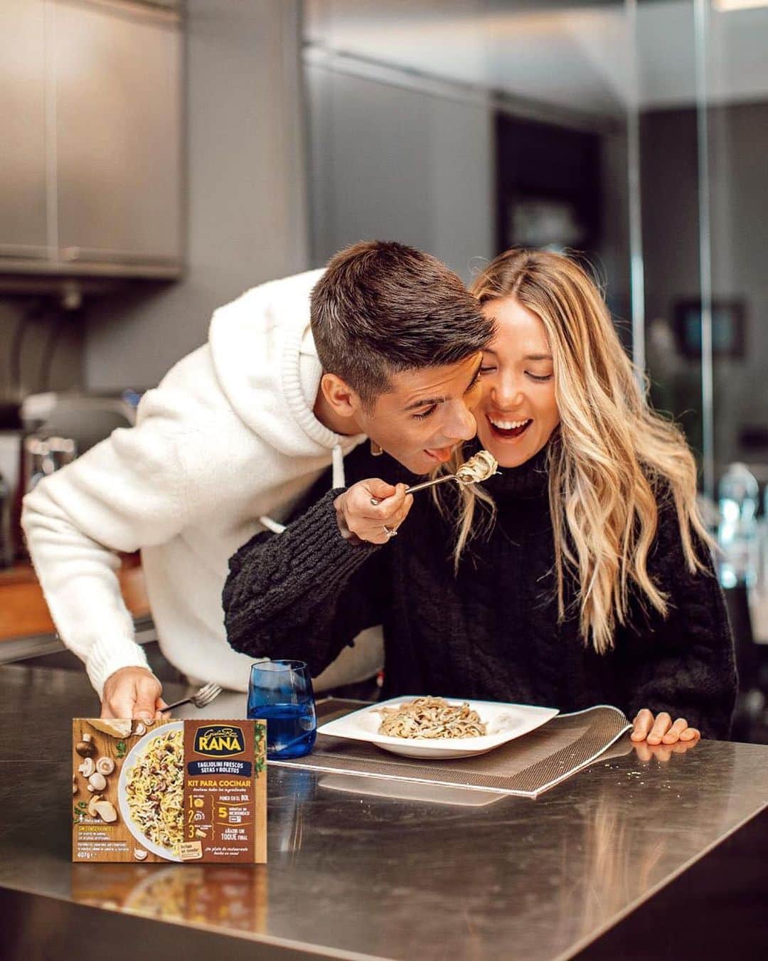 アルバロ・モラタのインスタグラム：「Disfrutando de los nuevos kits para cocinar de @giovannirana_es Auténtica pasta fresca súper rica y fácil de cocinar en tan solo 5 minutos! Podéis encontrarlos en España y Alemania. #platoshechosdeotrapasta #kitparacocinar #giovanniranaespaña #ad」