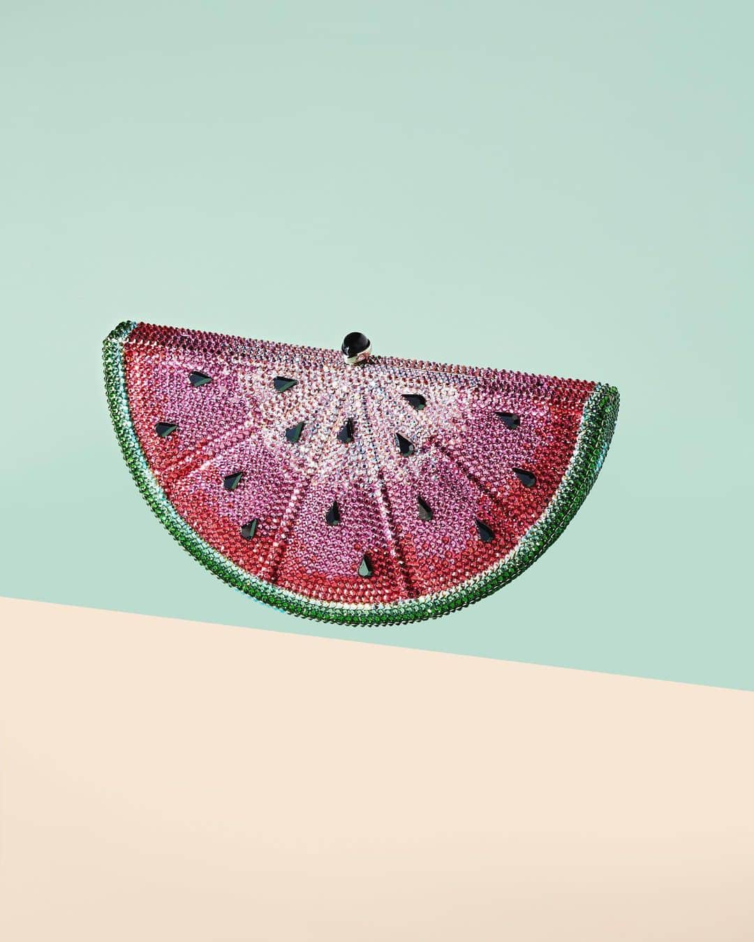 Bergdorf Goodmanさんのインスタグラム写真 - (Bergdorf GoodmanInstagram)「COLLECTOR’S ITEM 🍉 Crystal evening bags from @judithleiberny’s archives—available by special order—make a sweet holiday treat. Shop now in store on the Main Floor and online at BG.com. #BGInTheBag」12月5日 0時30分 - bergdorfs