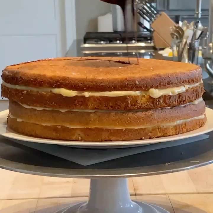 アイナ・ガーテンのインスタグラム：「Weekend Project! My Boston Cream Pie takes a little time to make but I’ve spent more than six years (I’m not kidding!) working on the recipe so it would come out perfectly every time you make it.  The good news is, you can make the cake, cool it, wrap it, and refrigerate it overnight.  You can also make the pastry cream and orange soak in advance and refrigerate them, too.  Then all you need to do is assemble the cake, make the chocolate glaze, and pour it on before serving.  Your family won’t believe you made this cake yourself!  Recipe link in profile #」