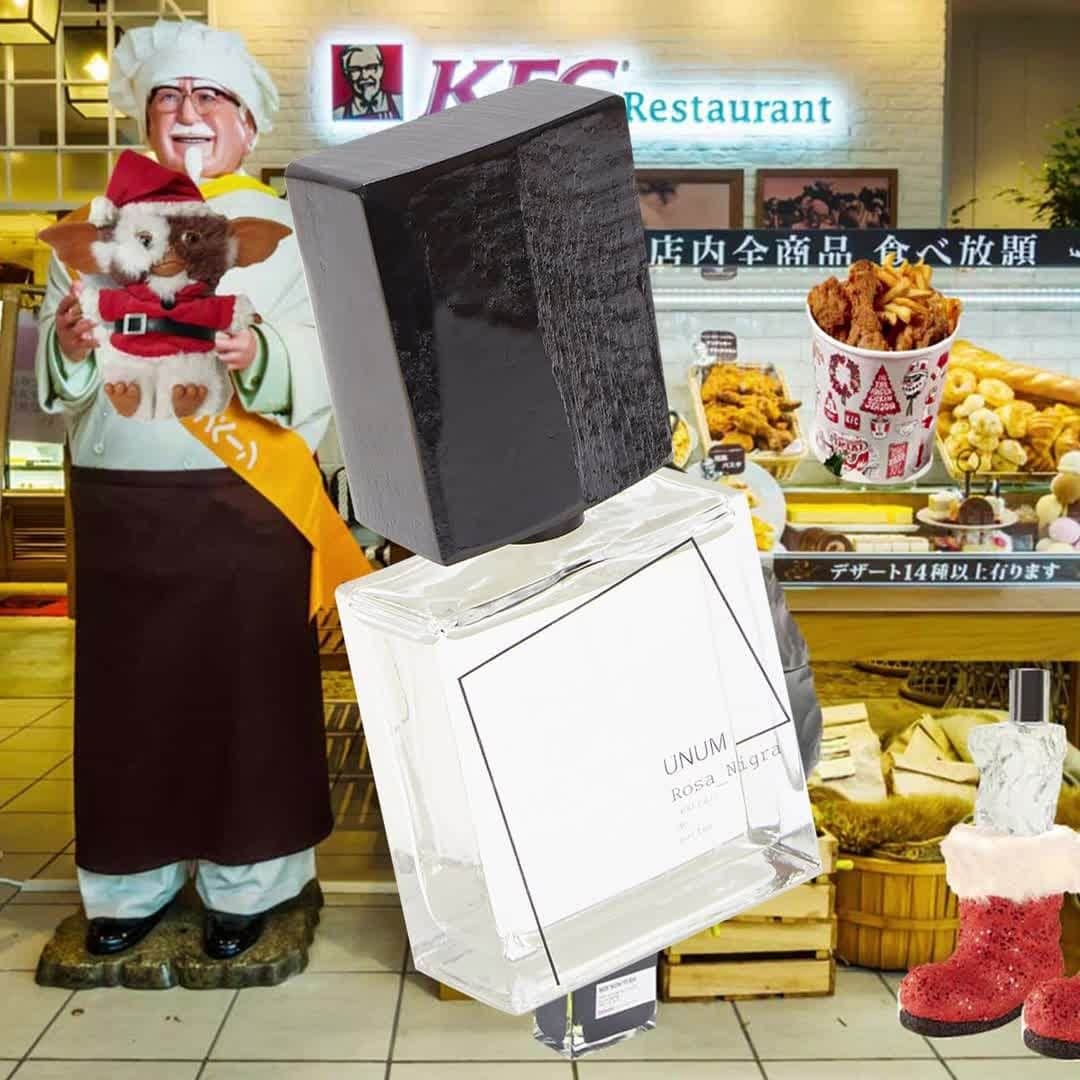 エルエヌシーシーのインスタグラム：「The LN-CC Gift Oddity celebrates unusual traditions from around the world. In Japan reservations have to be made to eat at a KFC on Christmas Day. During the run up, Colonel Sanders statues outside KFC’s Japanese outlets wear Santa gear and chicken is served in special holiday packaging. Shop the ultimate fragrances and beauty to treat yourself or a loved one for a Kentucky Fried Christmas.」