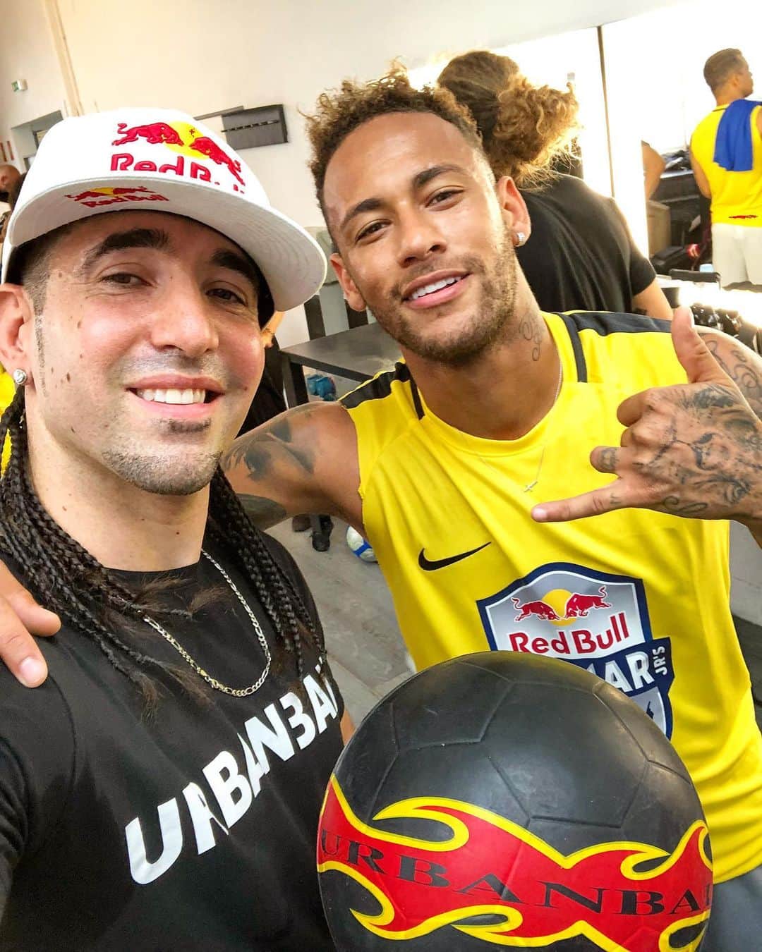 ショーン・ガルニエのインスタグラム：「FAVORITE FREESTYLE BALL BY NEYMAR !⚽️🤙🏻🔥 Get your @urbanball -50% on the website www.urbanball.com 🔹 Le ballon favoris pour le freestyle de Neymar : tu peux l’avoir sur www.urbanball.com @urbanball」