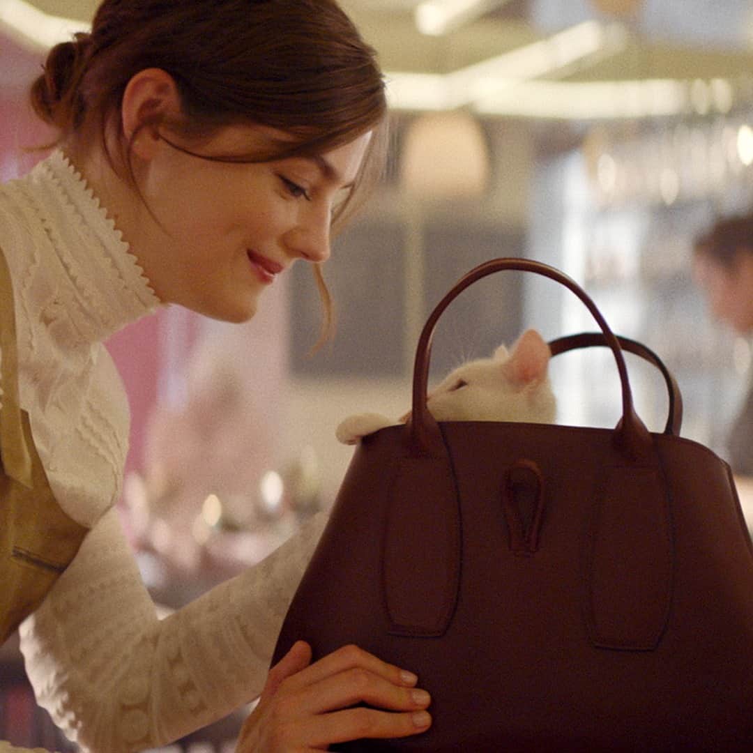 Longchampのインスタグラム：「The Roseau, adored by women... and also cats. #TresParis  #LongchampTresParis #LongchampRoseau #LongchampSS21」