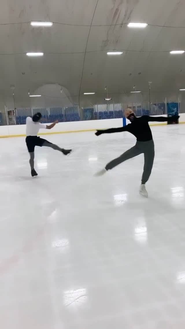 キーラ・コルピのインスタグラム：「Skating is fun! Even more fun together with @demisonice 💞  thanks for filming @__agneskim__ 🤗」
