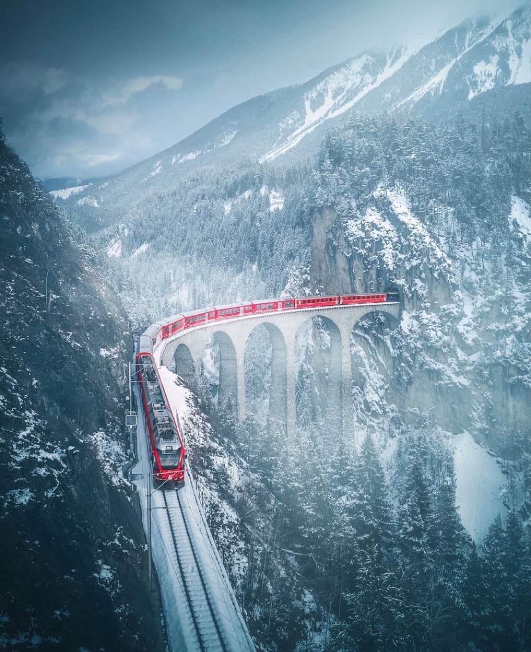 Earth Picsさんのインスタグラム写真 - (Earth PicsInstagram)「Happy Friday everyone! Tag someone you’d like to ride the Glacier Express with! 🚂 Photo by @cumacevikphoto」12月5日 1時01分 - earthpix