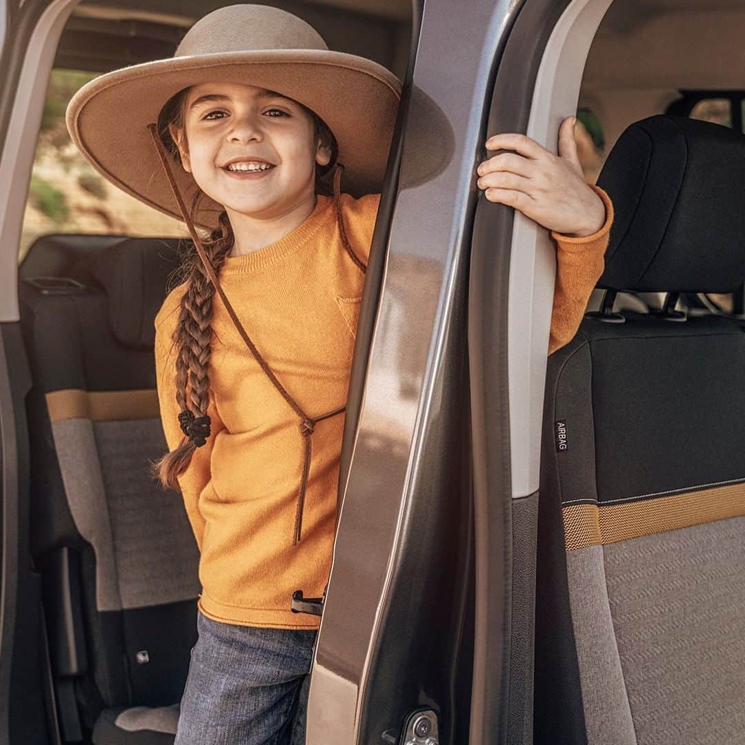 Citroënさんのインスタグラム写真 - (CitroënInstagram)「Make the most of #family time with Citroën Berlingo Rip Curl, the ideal companion for all your upcoming adventures. Order yours today 🌊 #CitroënBerlingo #RipCurl #Comfort #Adventure #Ride #Dream #Surf #Adventures #Trip #Roadtrip #Sea #Car  #InstaCar #Carsofinstagram #Cars #Auto @ripcurl_europe」12月5日 1時11分 - citroen