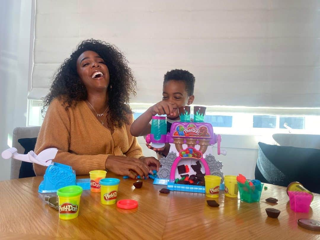 ケリー・ローランドさんのインスタグラム写真 - (ケリー・ローランドInstagram)「This year, we're kicking off the holiday season by creating family memories (and lots of pretend candy!) with our Play-Doh Candy Delight Playset. This playset creates everything from Play-Doh gummy bears and chocolate bars to pretend peanut butter cups and we have had so much fun with it! #SweetParents, join me and make sure to gift this to your little ones this holiday season #ad @hasbro @playdoh」12月5日 1時03分 - kellyrowland