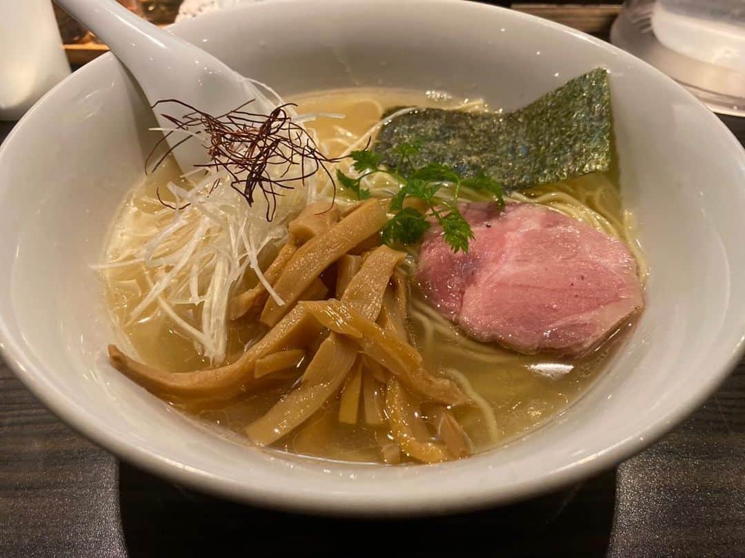 大沢文也のインスタグラム：「20回に1回はつけ麺じゃなくラーメン食べます✌️ ちなみにラーメンのチャーシューは嫌いです。ほとんどのお店で残します  #ラーメン #らーめん #拉麺 #🍜 #🍥 #チャーシュー #苦手」