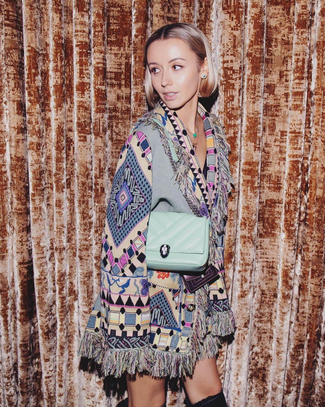 Nataly Osmannのインスタグラム：「“People were created to be loved. Things were created to be used. The reason why the world is in chaos is because things are being loved and people are being used.” Dalai Lama XIV Cardigan @etro  Bag @bulgari  Ph. @germanlarkin   „Люди были созданы для того, чтобы их любили, а вещи были созданы для того, чтобы ими пользовались. Мир в хаосе, потому что все наоборот.“ —  Далай-лама XIV Много пишу и думаю в последние дни. Все чаще стала замечать, как у людей меняются понятия,и что раньше было совершенно не допустимо в общении, работе, творчестве, тех же соц сетях, стало абсолютно нормальным и естественным.... А ведь совершенно не нормаль когда люди непорядочно поступают в адрес других людей, обманывают, хитрят ради своей выгоды. Не нормально, когда улыбаются в лицо, а за спиной обсуждают и сплетничают. Не нормально, когда лайки в соц сетях стали важнее живого общения и морали, а успех строится на кривляние,а не на созидании...」