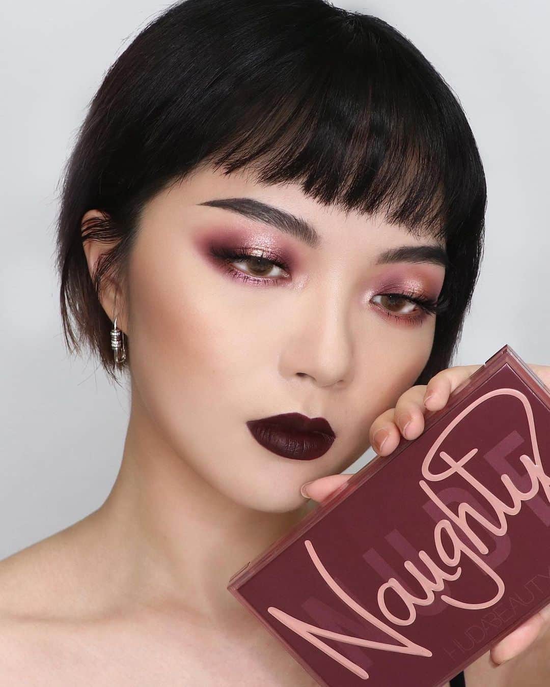 Huda Kattanさんのインスタグラム写真 - (Huda KattanInstagram)「Gorgeous 😍😍😍 @tang_ful used #hudabeauty #NaughtyNude palette  ⠀⠀⠀⠀⠀⠀⠀⠀⠀ SWIPE left to see what shades she used to create this look!」12月5日 1時18分 - hudabeauty
