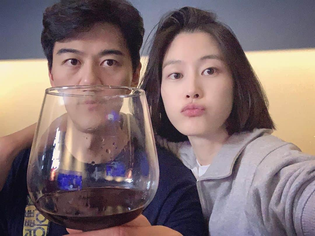 イ・ヒョニさんのインスタグラム写真 - (イ・ヒョニInstagram)「와인나잇🍷 #정신차려 #집밖은위험해」12月5日 1時18分 - lee.hyunyi