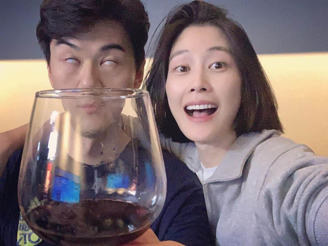 イ・ヒョニさんのインスタグラム写真 - (イ・ヒョニInstagram)「와인나잇🍷 #정신차려 #집밖은위험해」12月5日 1時18分 - lee.hyunyi