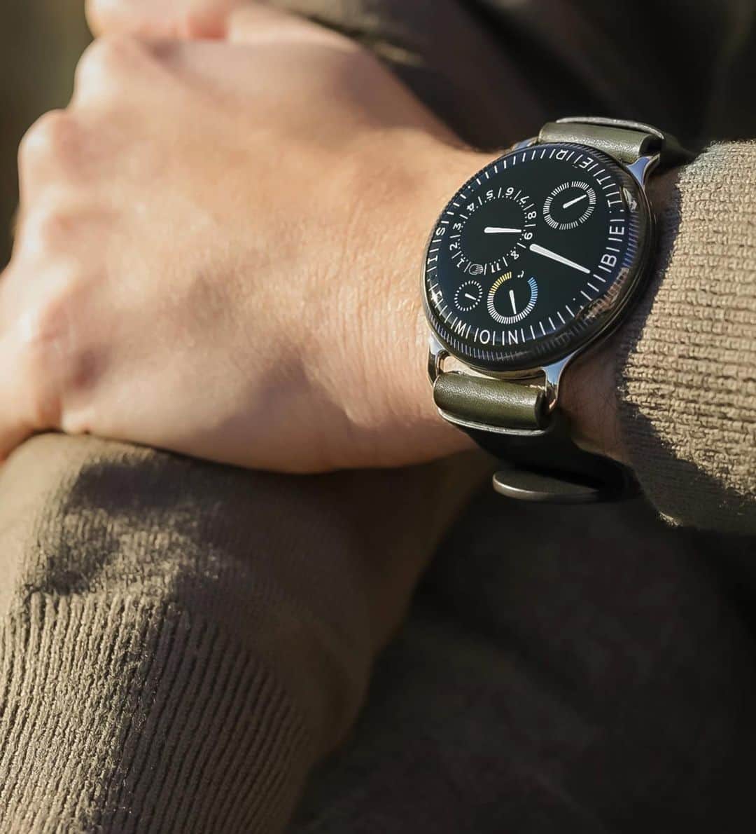 MR PORTERのインスタグラム：「For the third of its 10th anniversary limited edition watches, @ressence_watches has partnered with designer Stefan Sagmeister - famed for his work with clients as diverse as The Rolling Stones, HBO and the Guggenheim Museum - to put a new slant on its liquid-filled Type 3. The limited edition - of which only 40 pieces will be made - is intended to encourage us to take a longer-term look at the passage of time. Notably, the edge of the dial has been re-designed to include a monthly display without a defined scale, instead relying on the alternation of the blue and orange markers to indicate your place in the month. Like most Ressence watches, it has to be seen to be fully appreciated - hit the link in our bio to take a closer look. #MRPORTERwatches」