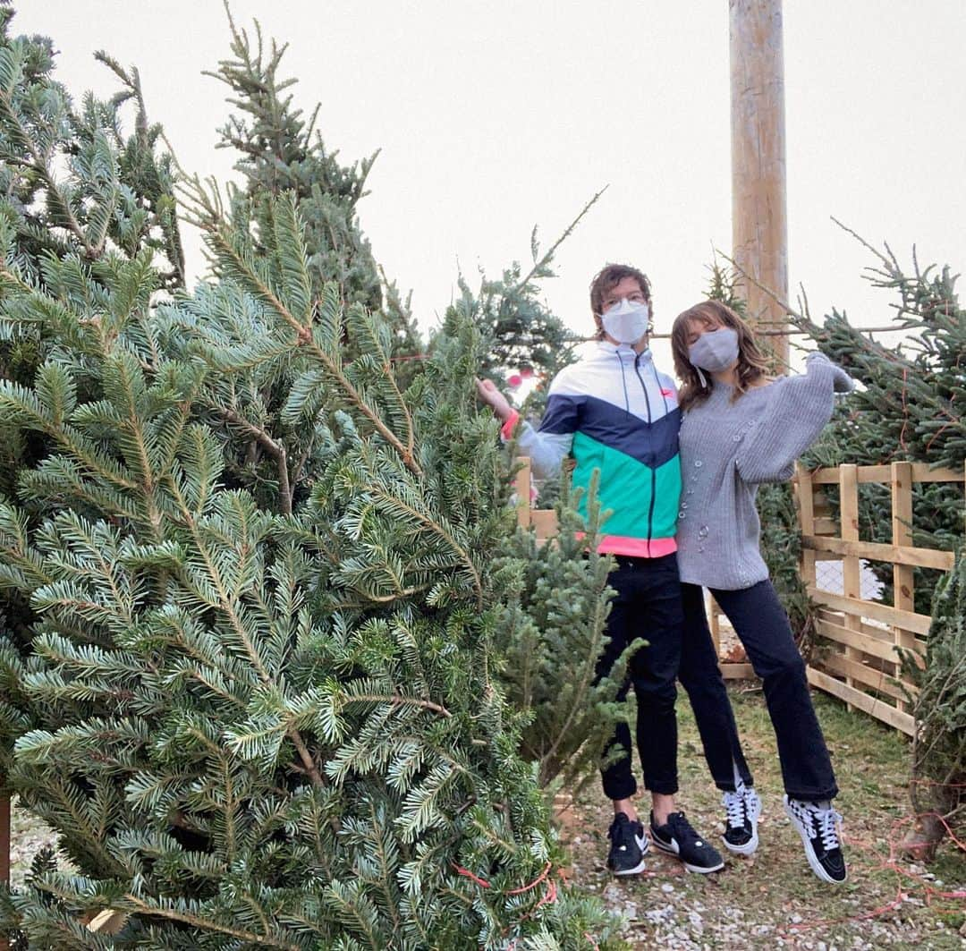 デビー・ライアンさんのインスタグラム写真 - (デビー・ライアンInstagram)「tree ✅ procured」12月5日 1時23分 - debbyryan