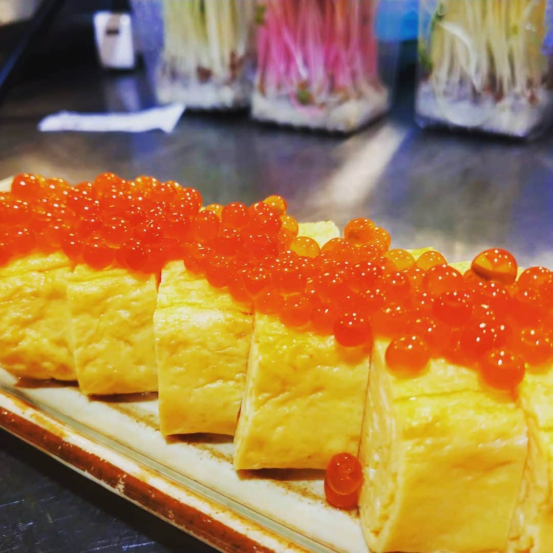 魚壱商店 天王寺店のインスタグラム：「お疲れ様です！  輝いてますね～ イクラちゃん まぶしい！！  だし巻き玉子イクラ乗せ乗せです！  #阿倍野グルメ #天王寺グルメ #マグロ #大トロ #中トロ #ハッピーアワー #ハッピーアワー延長戦！！ #原価大丈夫ですか？」