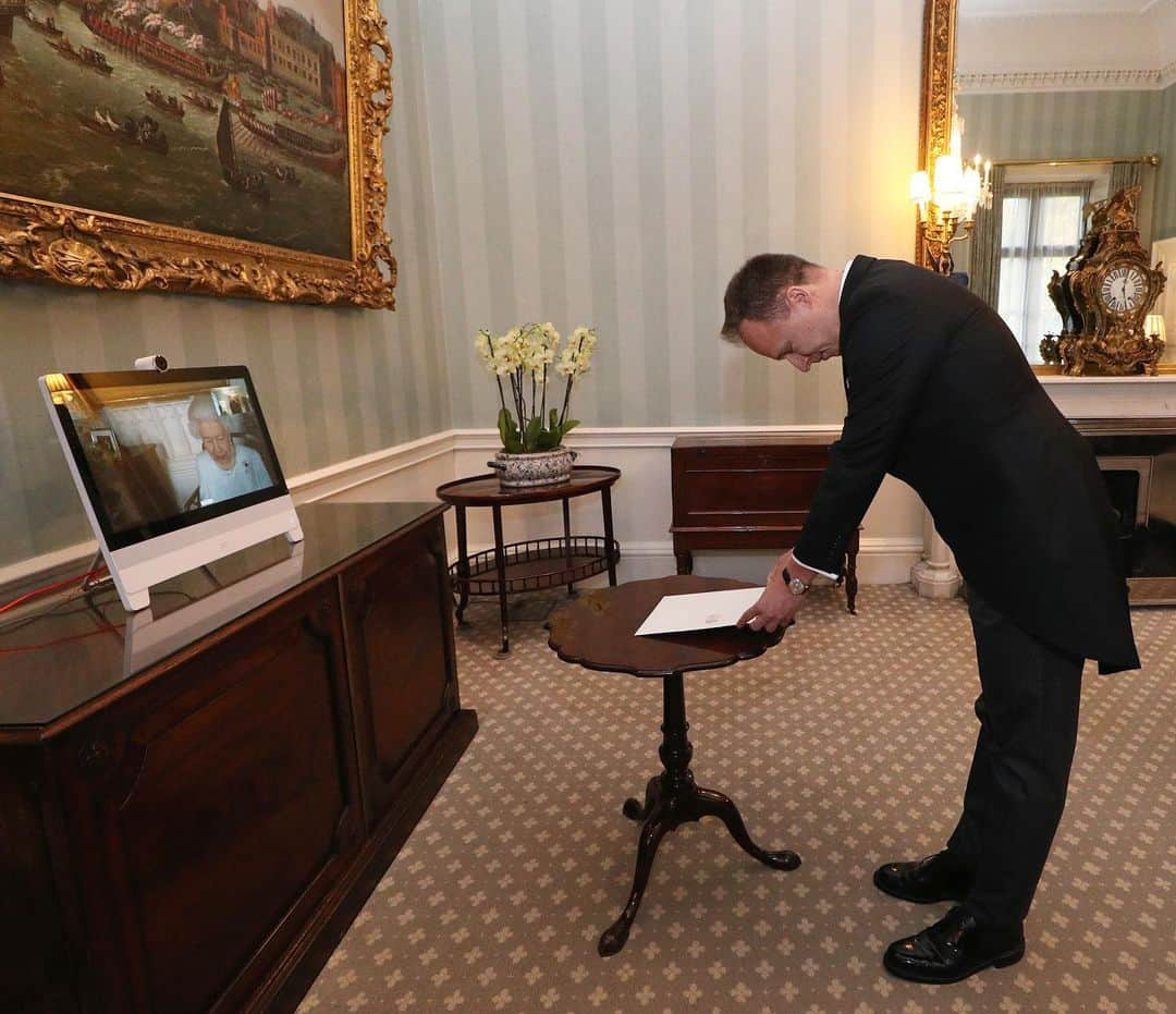 ロイヤル・ファミリーさんのインスタグラム写真 - (ロイヤル・ファミリーInstagram)「A virtual Audience with The Queen.  Her Majesty today held Audiences with incoming Ambassadors to the Court of St James’s from Buckingham Palace, via video link from Windsor Castle.  🇬🇪Her Excellency Ms. Sophie Katsarava, Ambassador from Georgia.  🇹🇱His Excellency Mr. Gil da Costa, Ambassador from the Democratic Republic of Timor-Leste.  🇭🇺His Excellency Dr. Ferenc Kumin, Ambassador from Hungary, and his wife, Mrs Kumin.   Find out more about Audiences on our website (link in bio).」12月5日 1時27分 - theroyalfamily