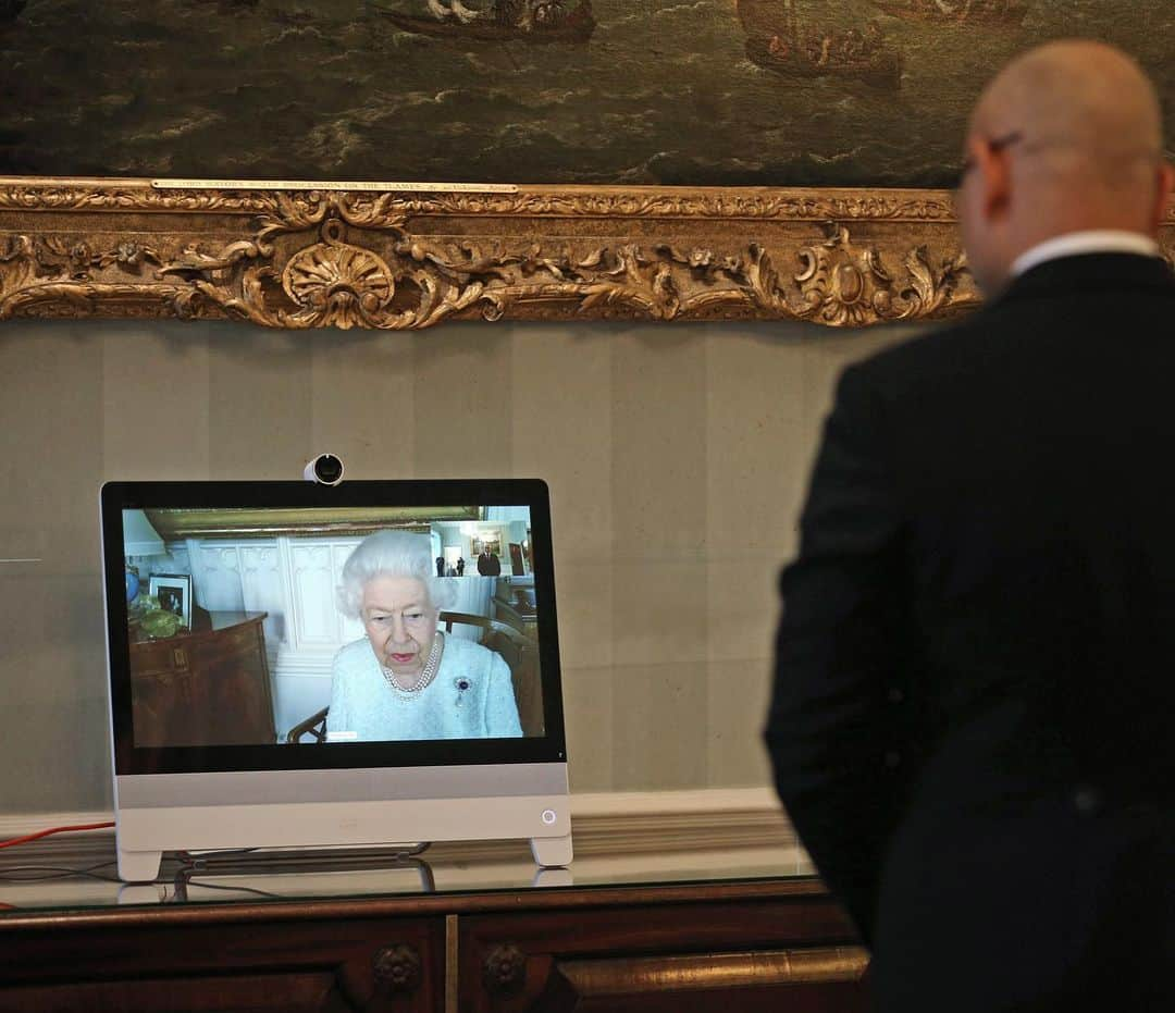 ロイヤル・ファミリーさんのインスタグラム写真 - (ロイヤル・ファミリーInstagram)「A virtual Audience with The Queen.  Her Majesty today held Audiences with incoming Ambassadors to the Court of St James’s from Buckingham Palace, via video link from Windsor Castle.  🇬🇪Her Excellency Ms. Sophie Katsarava, Ambassador from Georgia.  🇹🇱His Excellency Mr. Gil da Costa, Ambassador from the Democratic Republic of Timor-Leste.  🇭🇺His Excellency Dr. Ferenc Kumin, Ambassador from Hungary, and his wife, Mrs Kumin.   Find out more about Audiences on our website (link in bio).」12月5日 1時27分 - theroyalfamily