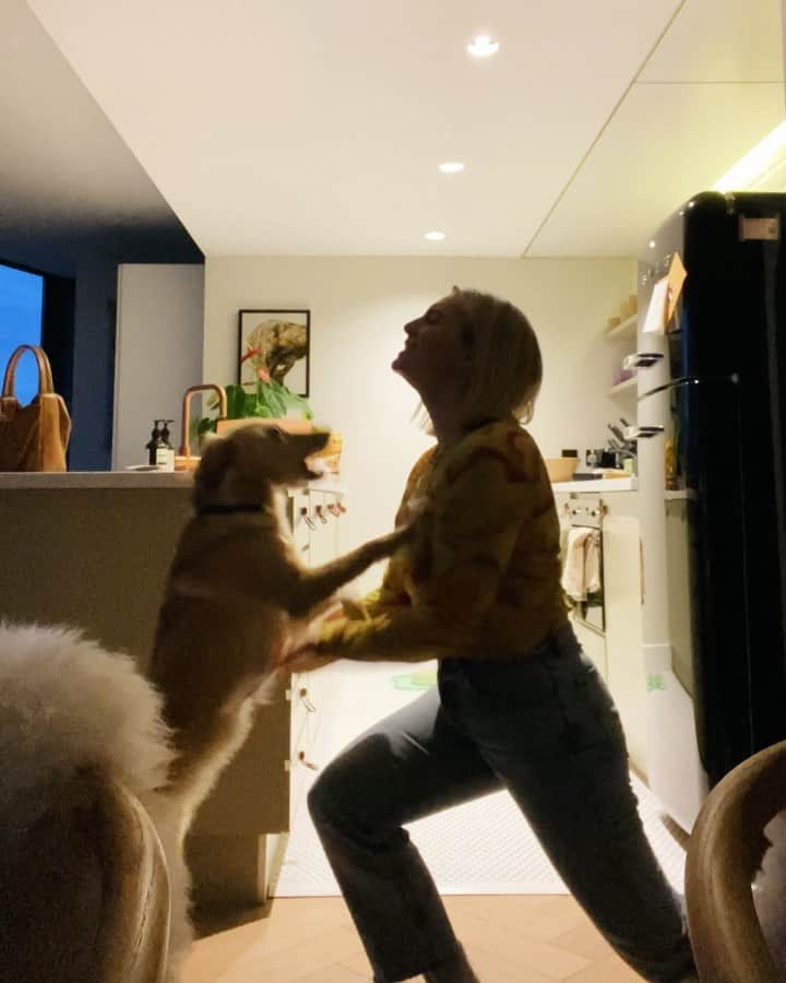 Estée Lalondeのインスタグラム：「Waiting for my soup to heat up like 🥰」