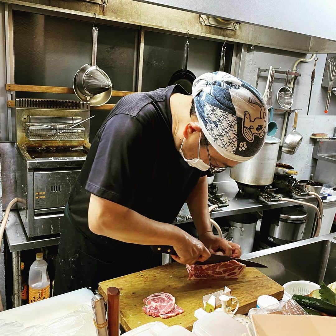 田辺晋太郎さんのインスタグラム写真 - (田辺晋太郎Instagram)「【言葉を失う旨さにヤラれた！イワナガ食堂@宮崎】  また一つ、通いつめたくなる激ウマレストランに出逢えた。 それはこちら #イワナガ食堂 。 #宮崎 の有名な #焼肉店 #みょうが屋 のご主人が新しく始めた業態で、宮崎牛、豚、地鶏 だけでなく最高の魚介類も料理して出すこれ以上なく楽しくて美味しい食のワンダーランド！  中でもみょうが屋時代の裏メニューの一つ 宮崎牛頬肉のシチューは気が遠くなる美味しさ。 ブルーチーズ入り #ビフカツサンド や 綾豚 の #ポークチョップ もちょっと異次元。 しめの #グリーンカレー #チャーハン 、あの #小山薫堂 さんも絶賛されたという逸品は今思い出してもまたすぐ食べたい。  あぁ、宮崎はなぜこんなすごい店が 神コスパ でゴロゴロあるのだろうか?  また必ず再訪します。ごちそうさまでした！  #肉マイスター #田辺晋太郎 #肉 #instafood #foodstagram #foodporn #foodphotography #foodie #foodpics #foodlover #foodies #foodblogger #meat #meatrip #meatlover」12月5日 1時30分 - meat_meister_tanabe_shintaro